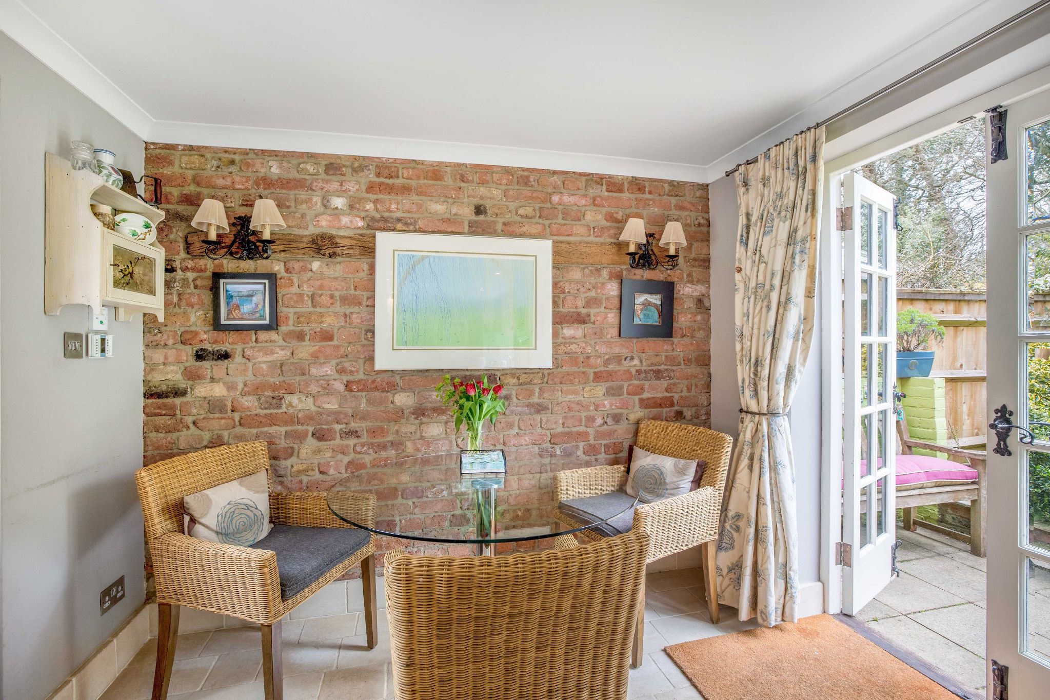 4 bedroom semi-detached house SSTC in Essendon - Photograph 9