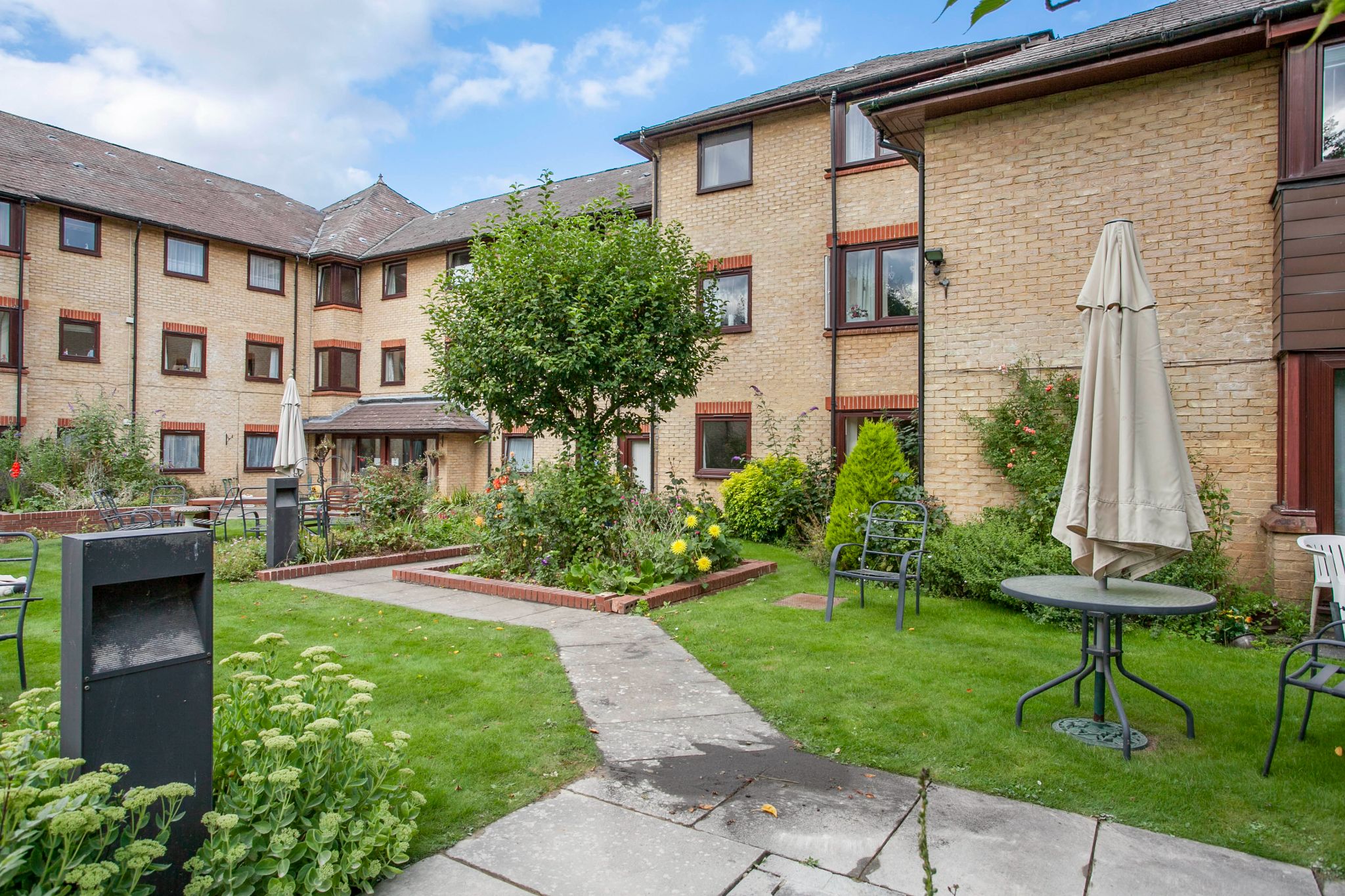 1 bedroom flat flat/apartment Sale Agreed in Potters Bar - Photograph 2