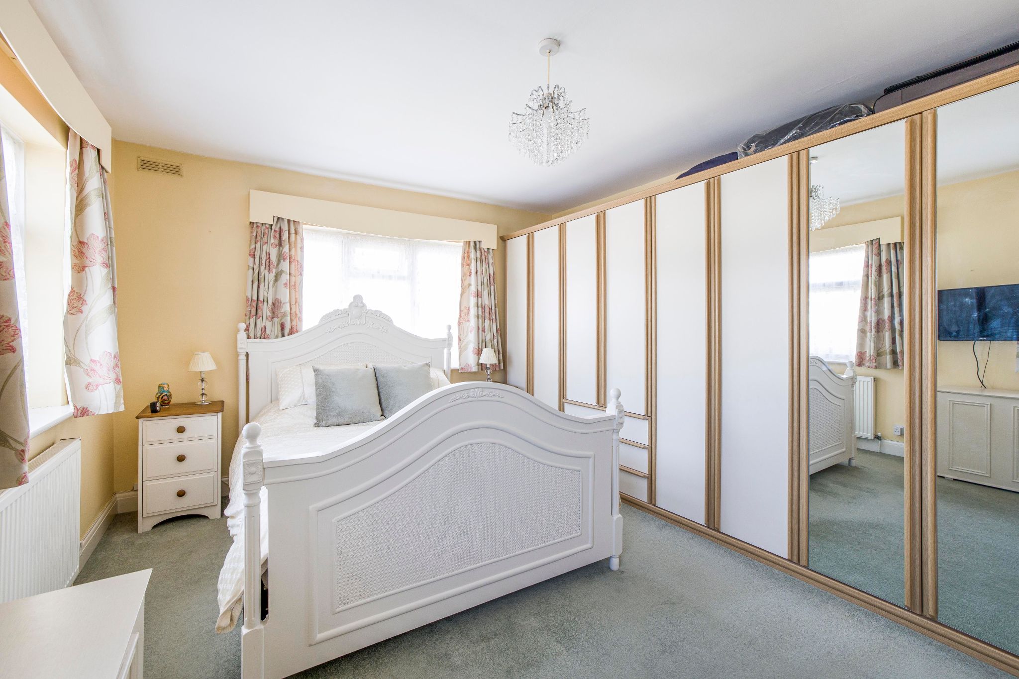 5 bedroom semi-detached house SSTC in Potters Bar - Photograph 12