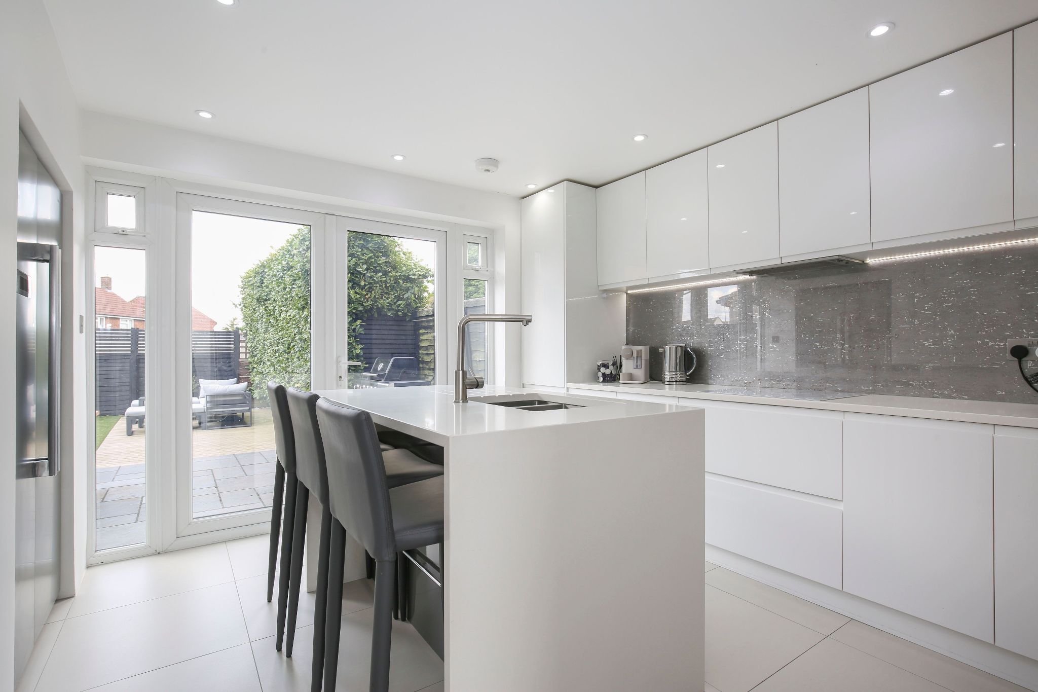 2 bedroom mid terraced house SSTC in Hatfield - Photograph 24