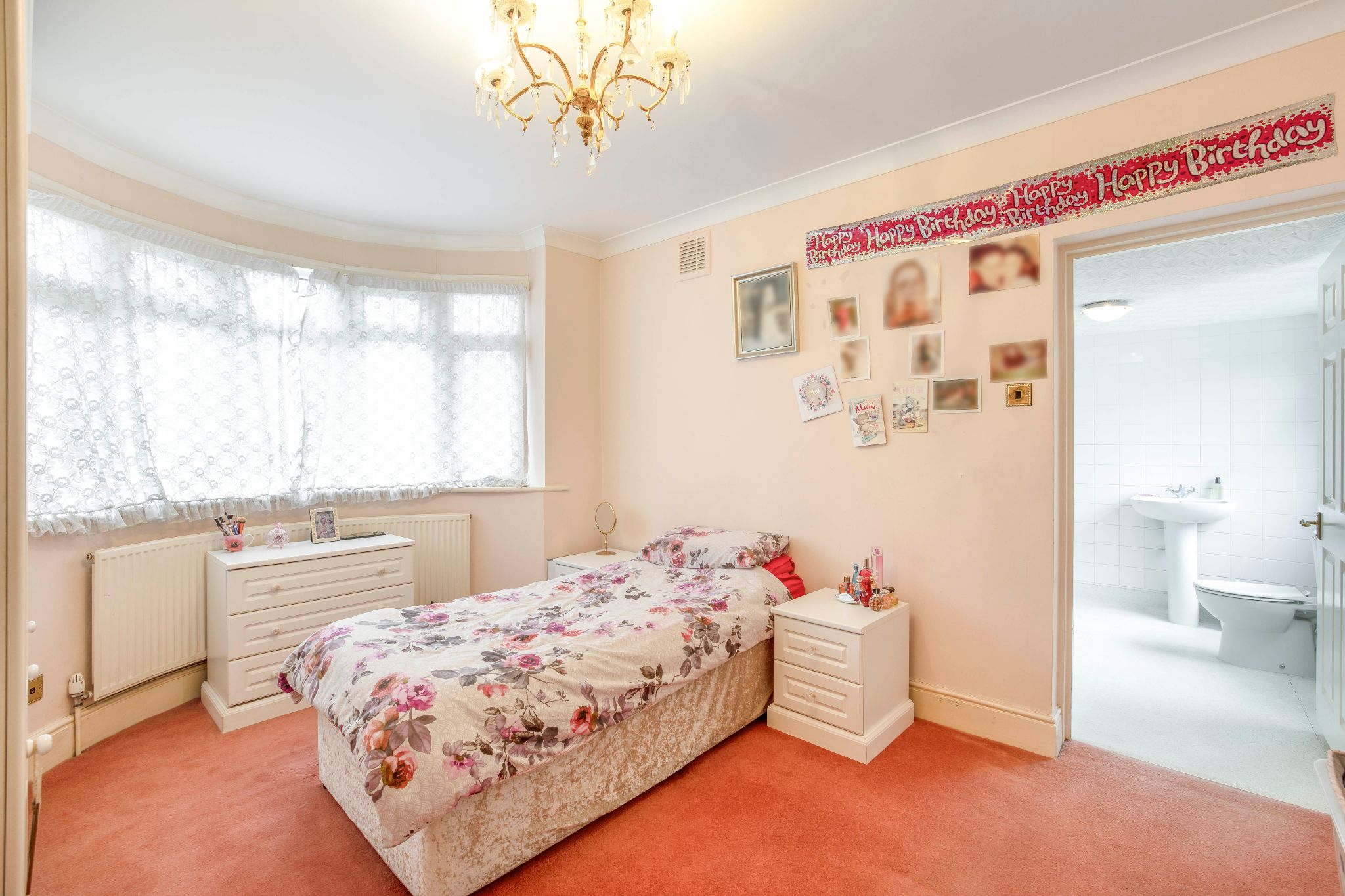 3 bedroom detached bungalow SSTC in Brookmans Park - Photograph 10