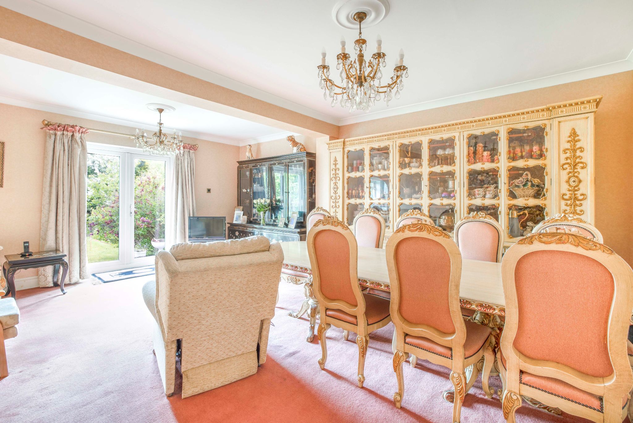 3 bedroom detached bungalow SSTC in Brookmans Park - Photograph 4