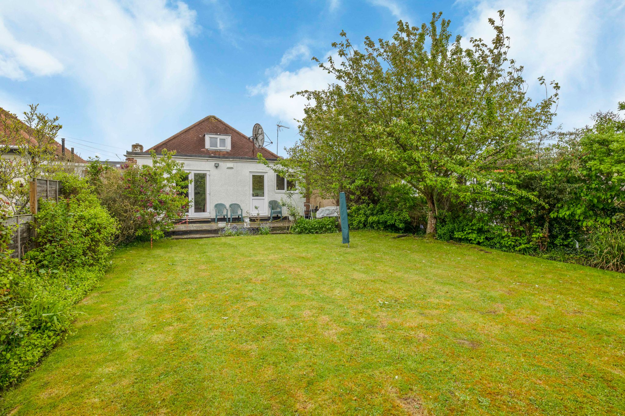 3 bedroom detached bungalow SSTC in Brookmans Park - Photograph 14