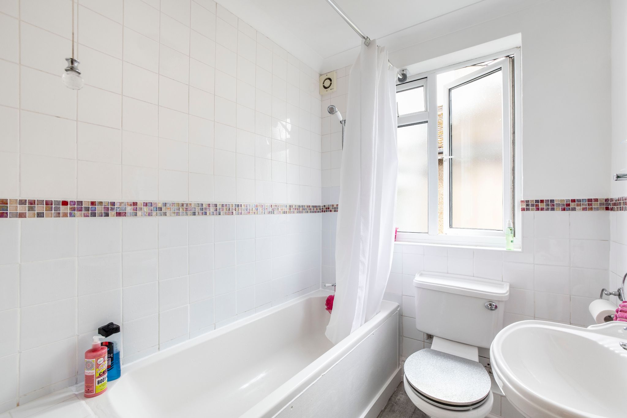 3 bedroom detached bungalow SSTC in Brookmans Park - Photograph 9