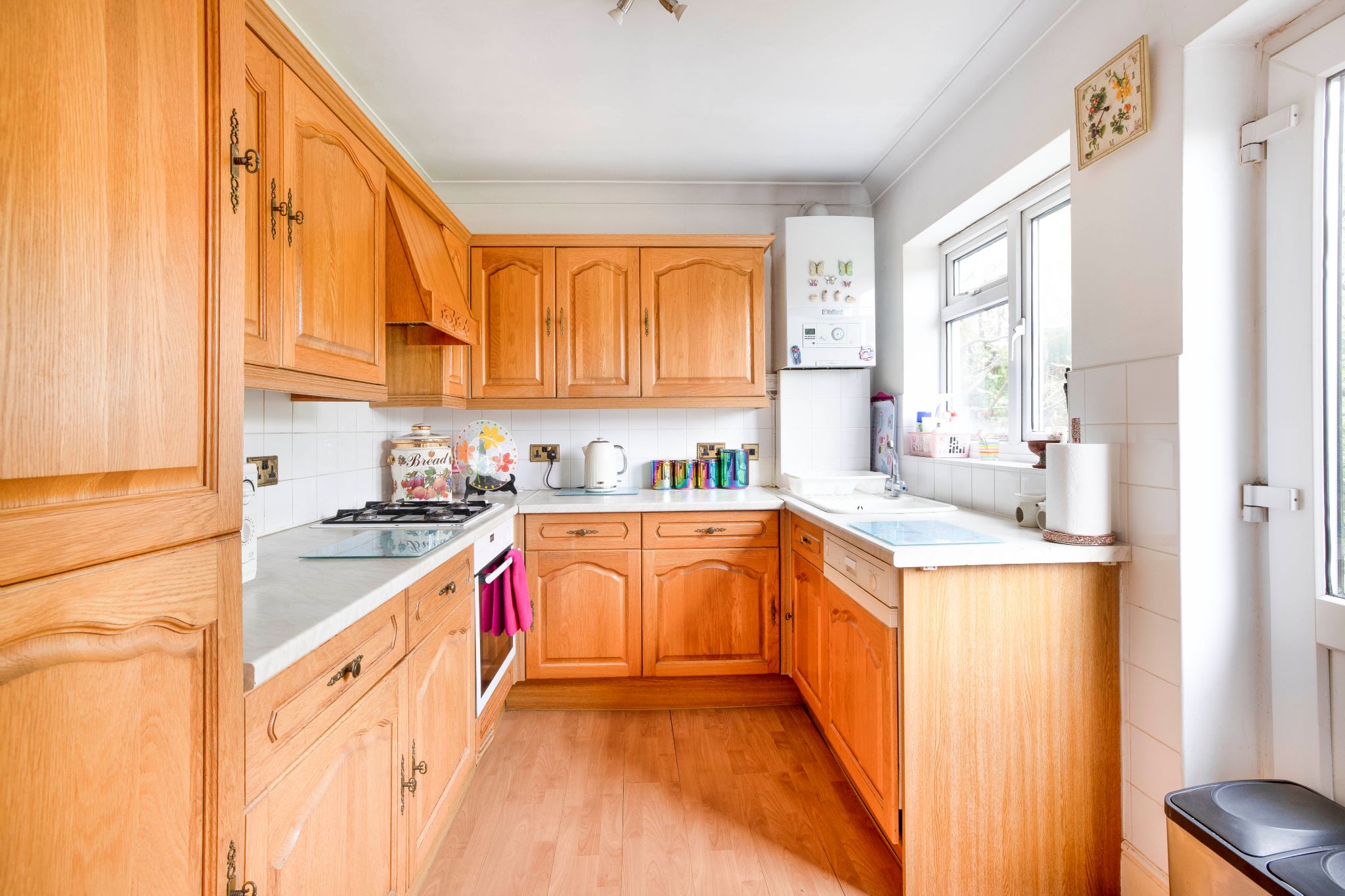 3 bedroom detached bungalow SSTC in Brookmans Park - Photograph 5
