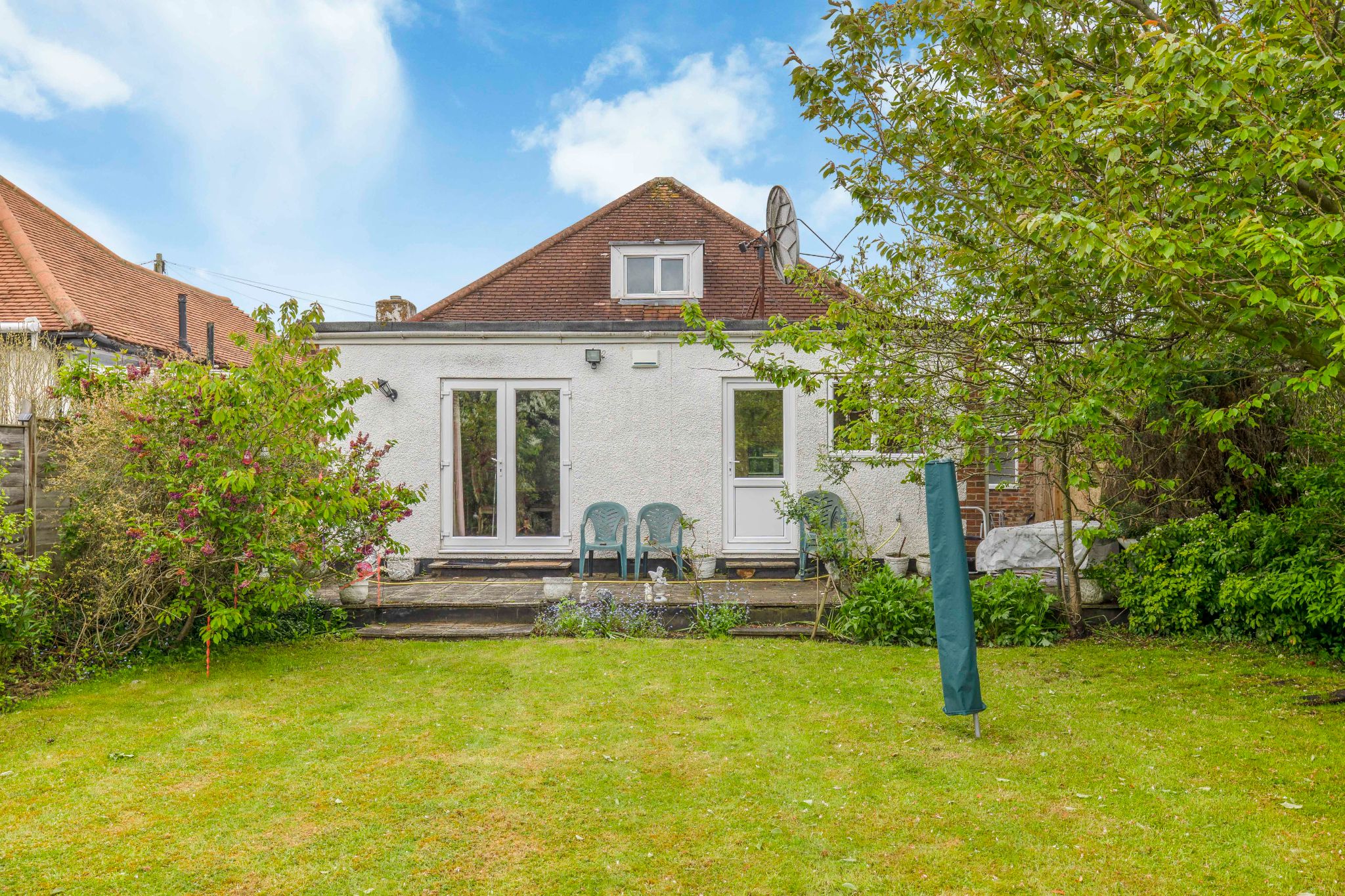 3 bedroom detached bungalow SSTC in Brookmans Park - Photograph 11
