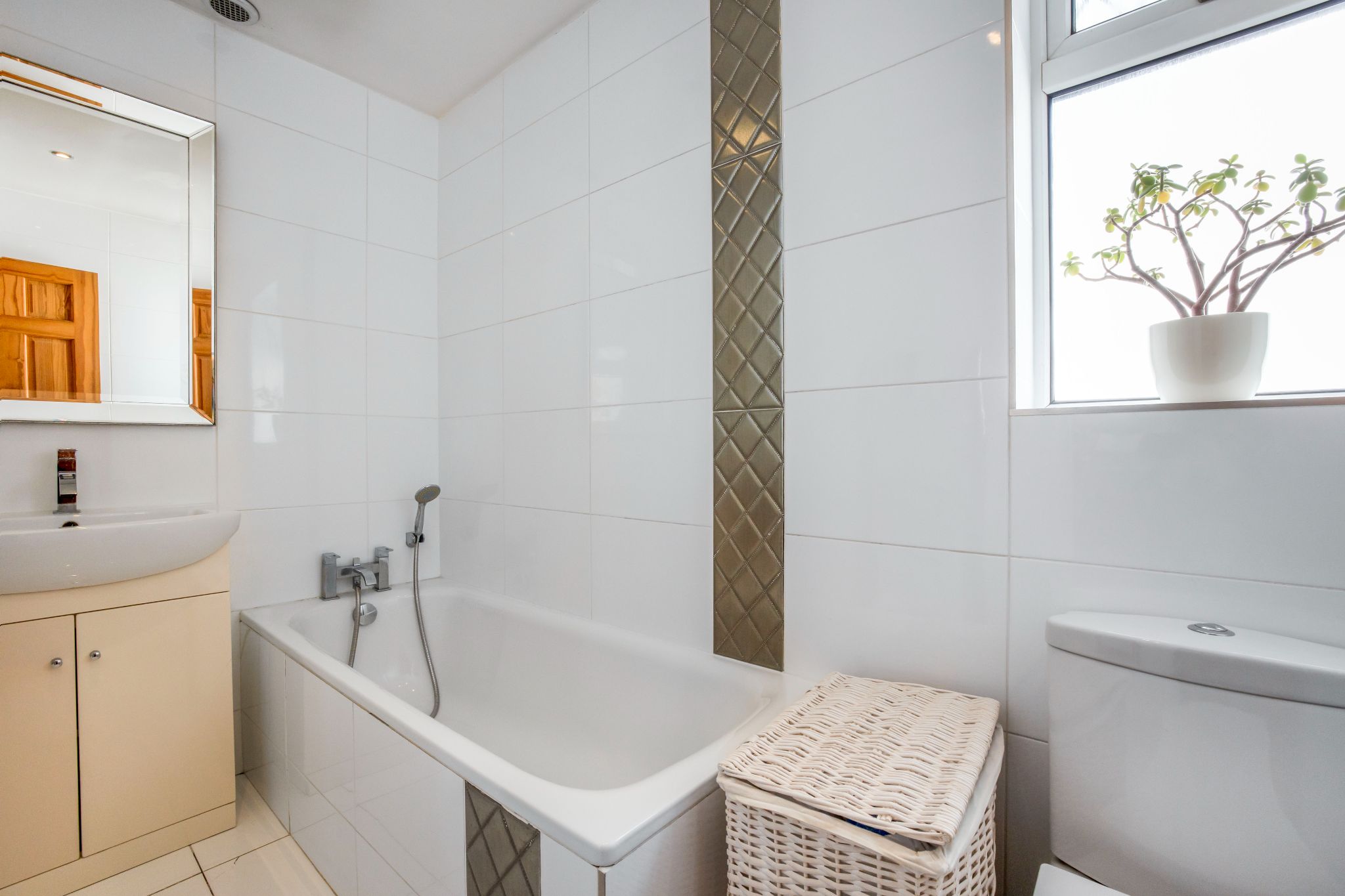 4 bedroom semi-detached house SSTC in Welham Green - Photograph 14