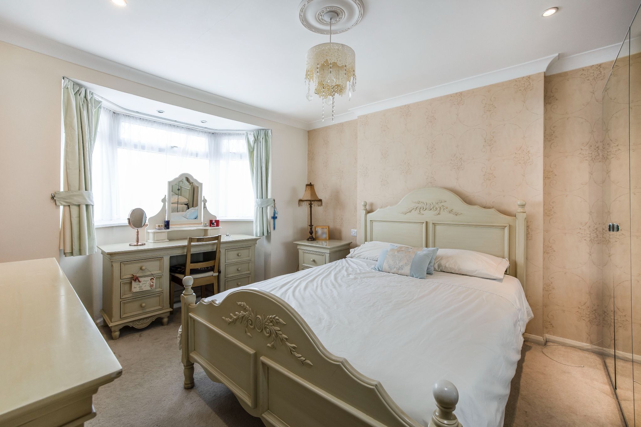 4 bedroom semi-detached house SSTC in Welham Green - Photograph 17