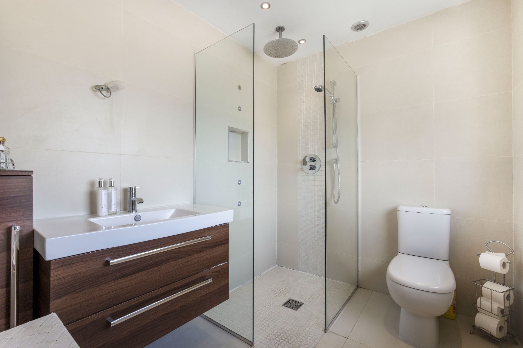 4 bedroom semi-detached house SSTC in Welham Green - Photograph 16