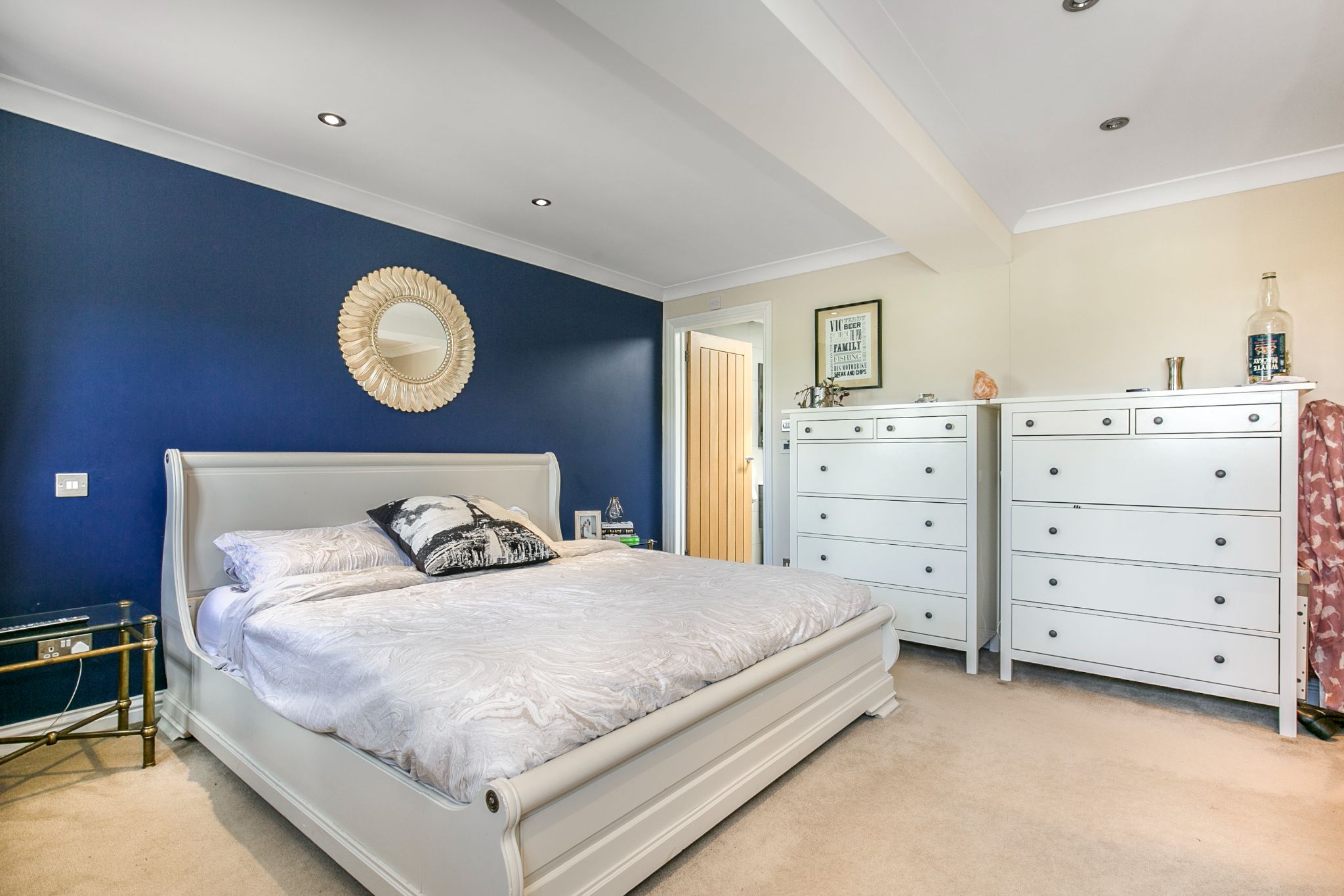 3 bedroom semi-detached house SSTC in Essendon - Photograph 20