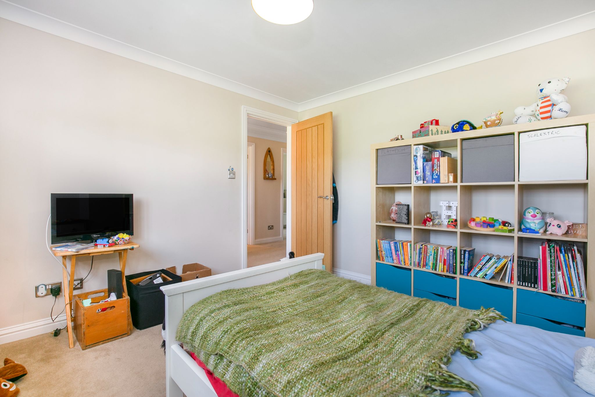 3 bedroom semi-detached house SSTC in Essendon - Photograph 24