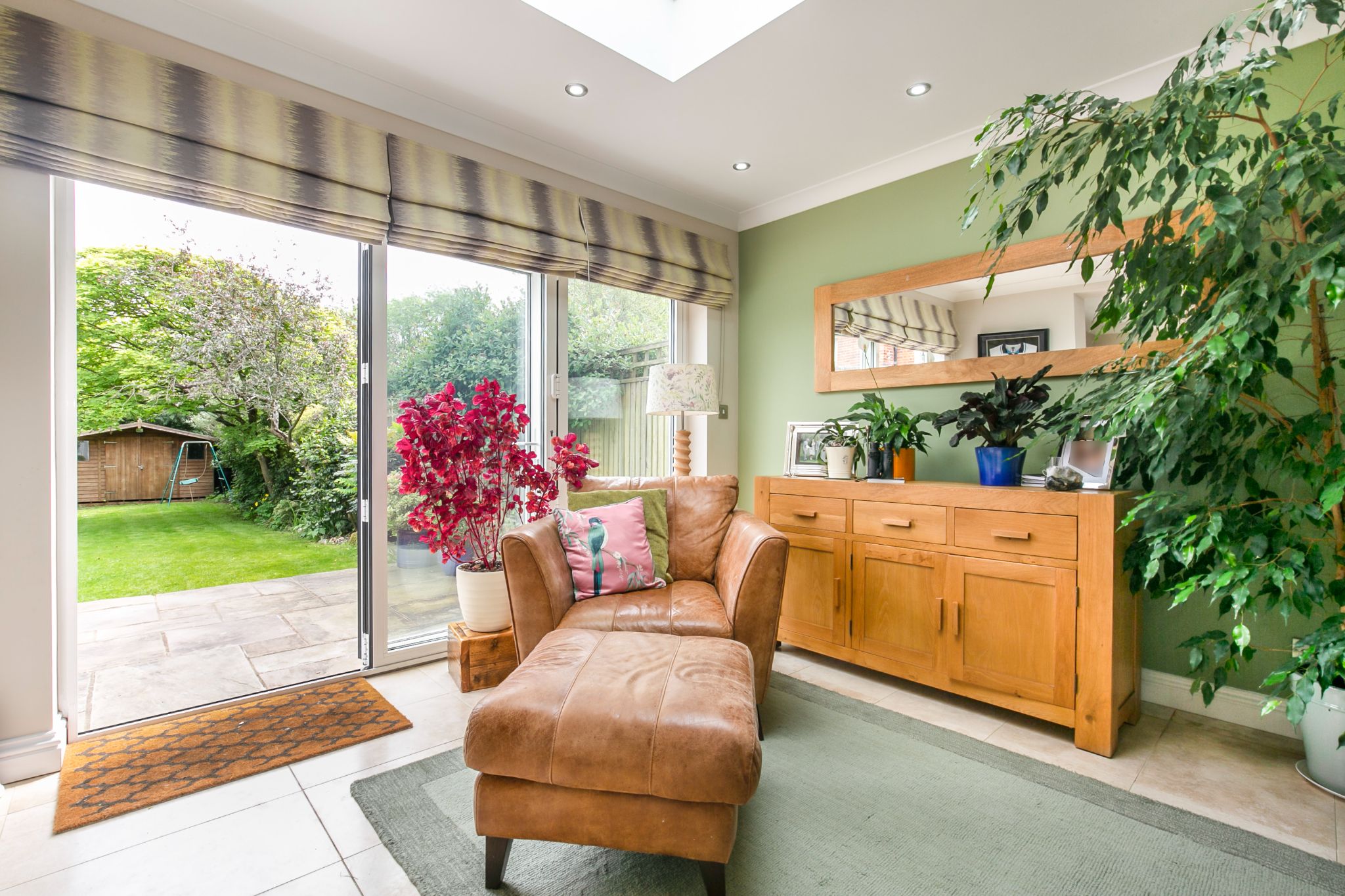 3 bedroom semi-detached house SSTC in Essendon - Photograph 15