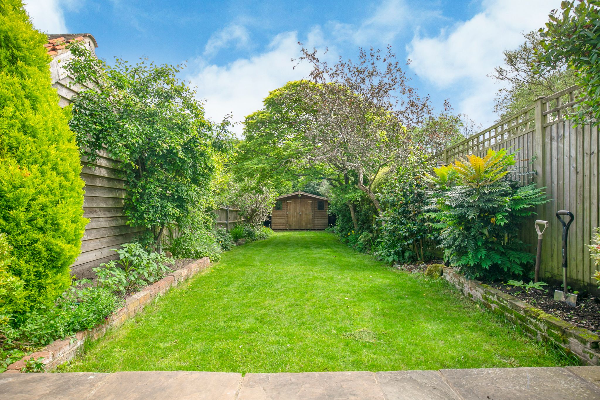 3 bedroom semi-detached house SSTC in Essendon - Photograph 28