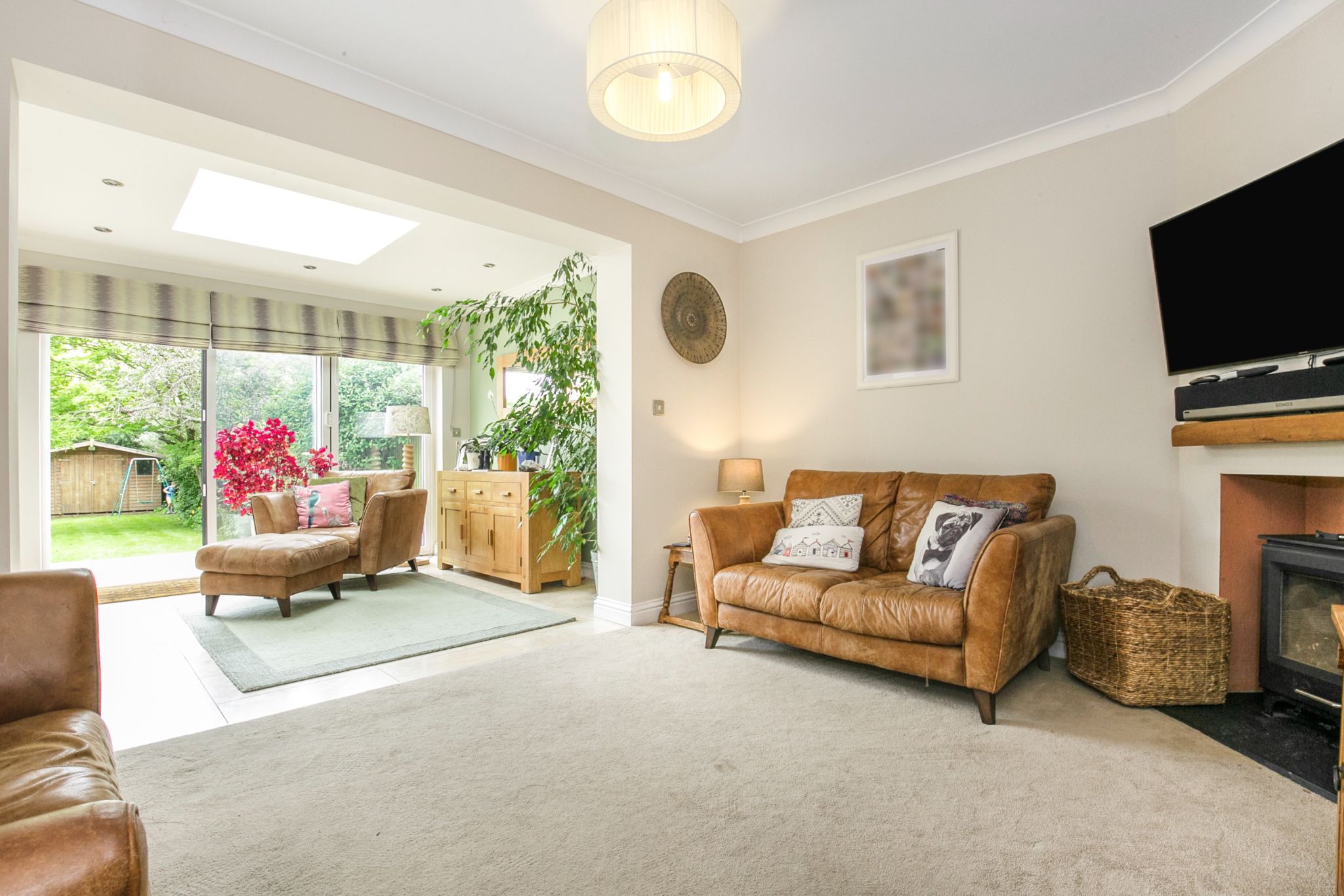 3 bedroom semi-detached house SSTC in Essendon - Photograph 5