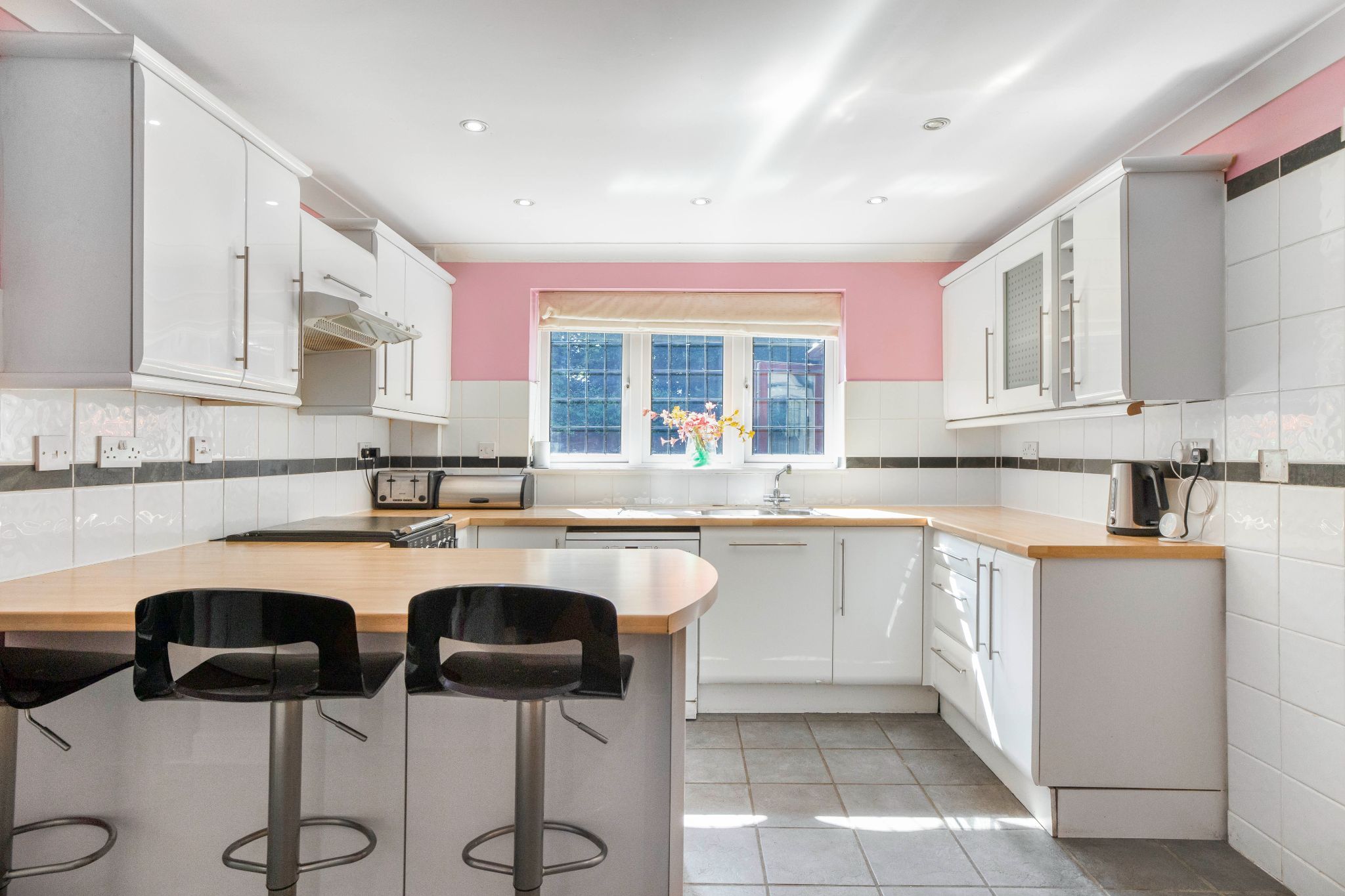 4 bedroom detached house Sale Agreed in Welwyn Garden City - Photograph 4
