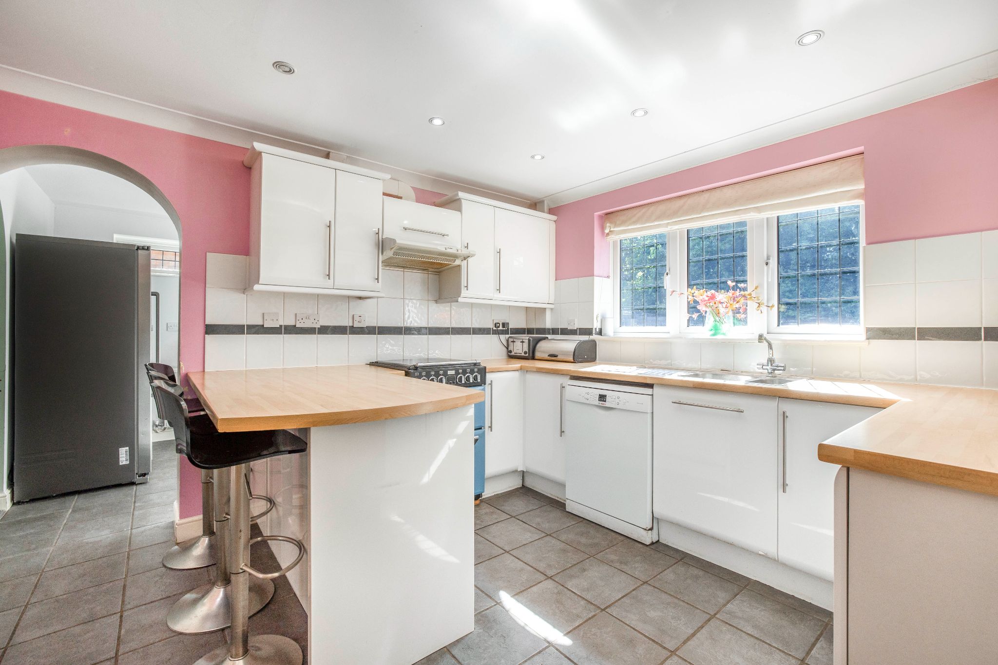 4 bedroom detached house Sale Agreed in Welwyn Garden City - Photograph 5