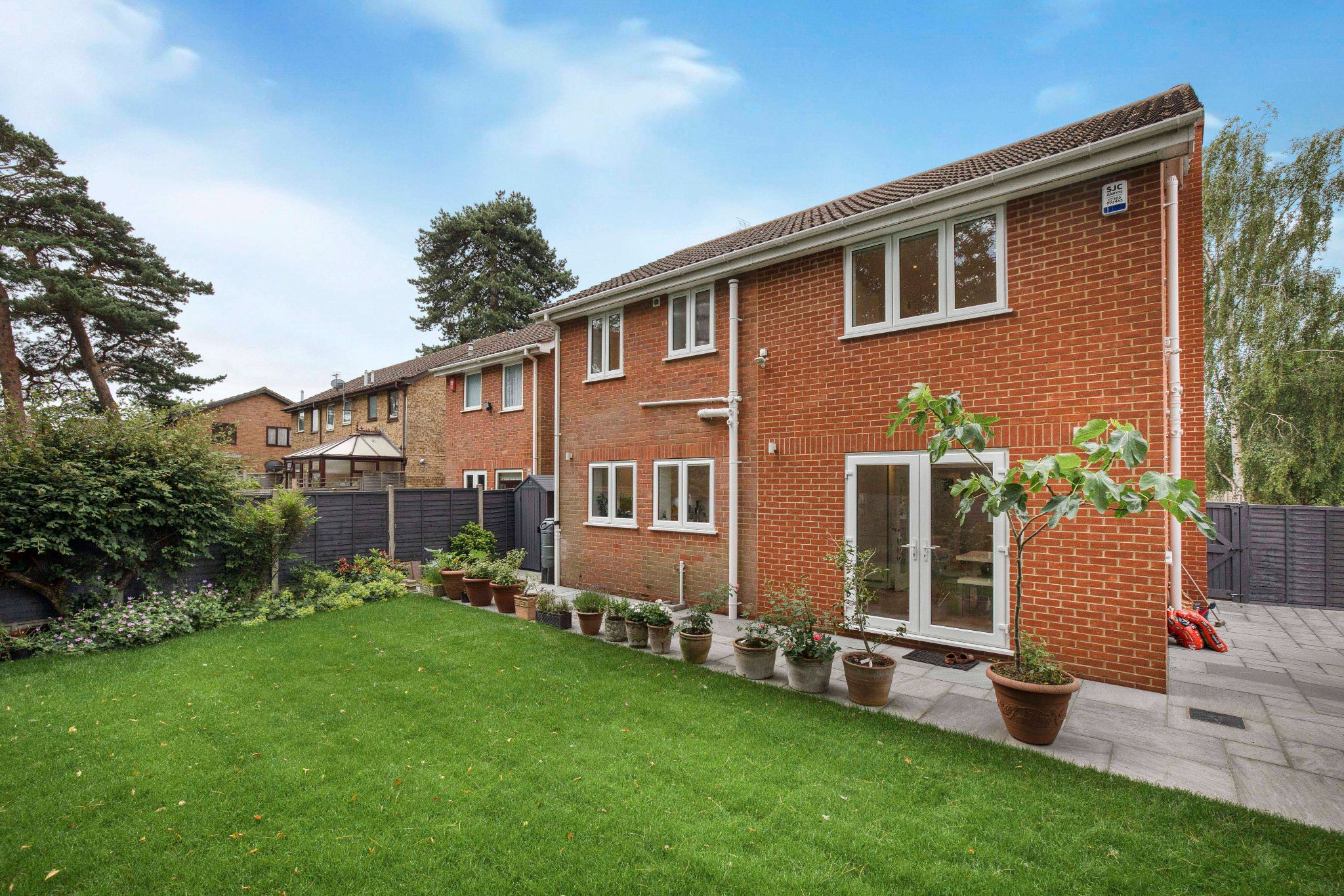 4 bedroom link detached house SSTC in Hatfield - Photograph 23