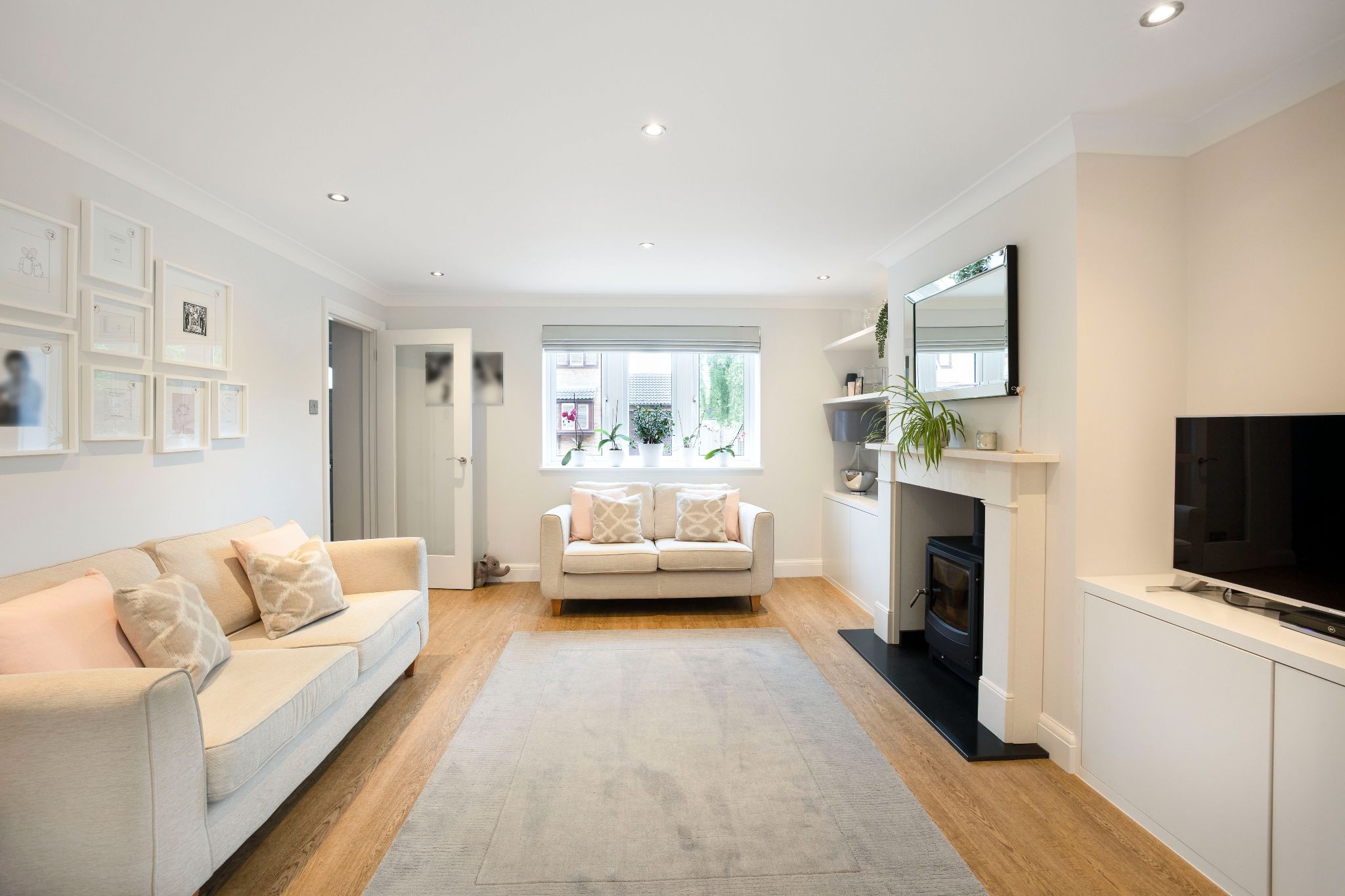 4 bedroom link detached house SSTC in Hatfield - Photograph 4