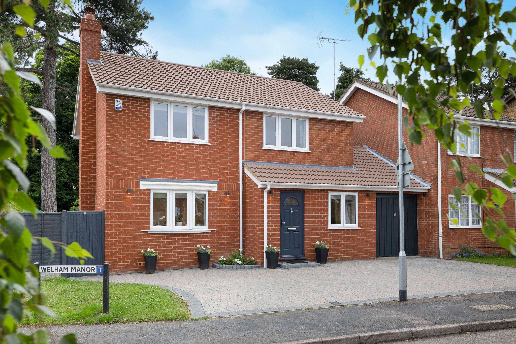 4 bedroom link detached house SSTC in Hatfield - Photograph 1