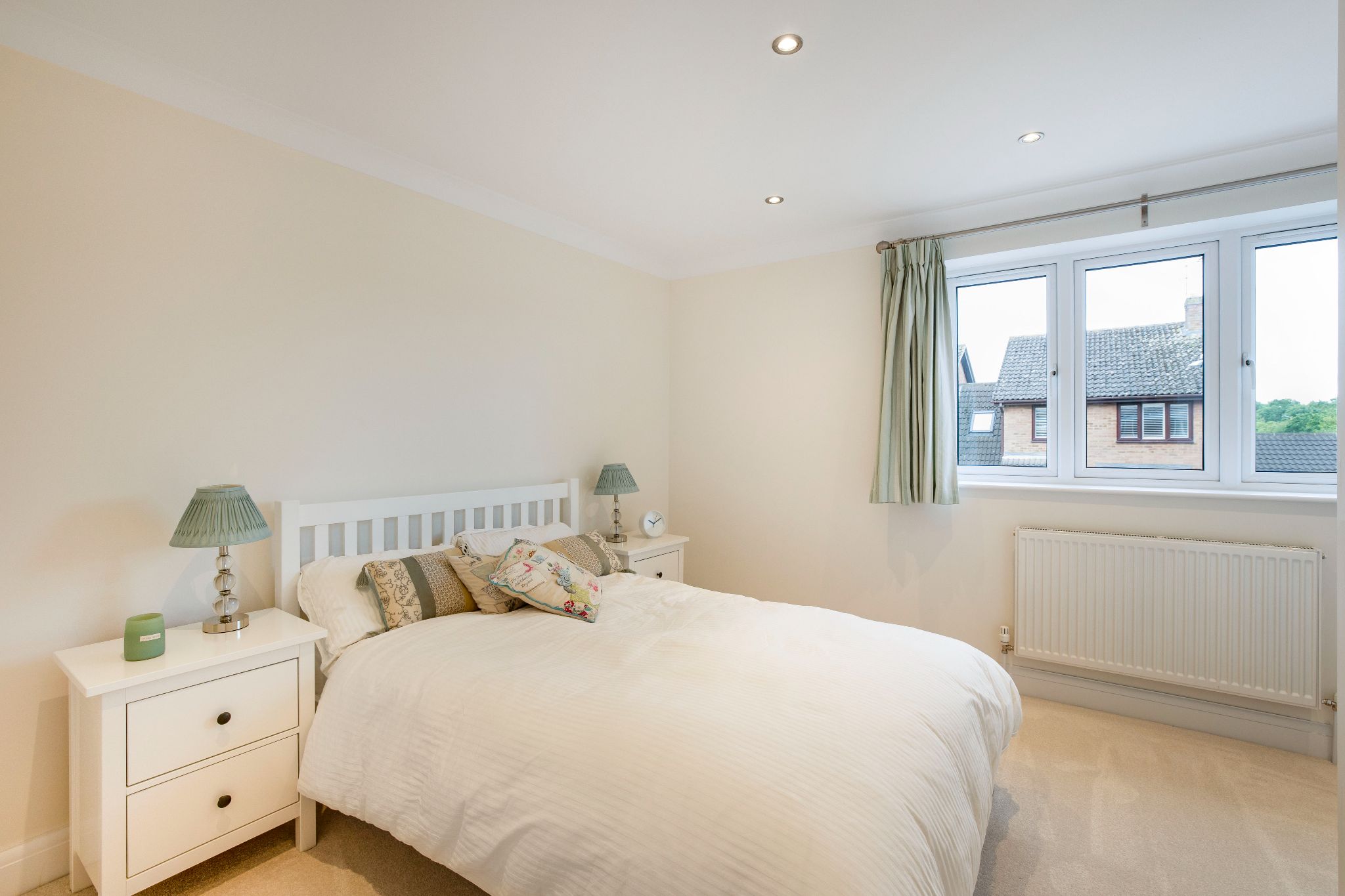 4 bedroom link detached house SSTC in Hatfield - Photograph 16