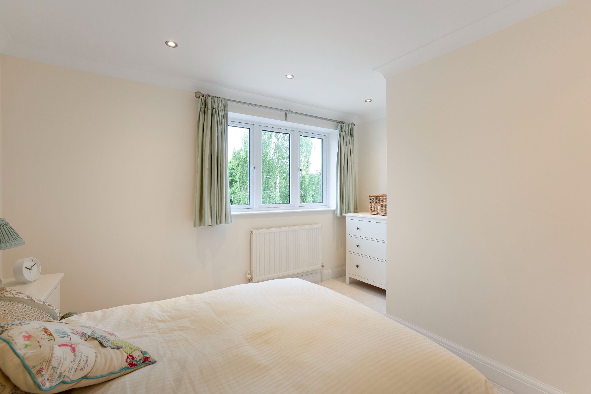 4 bedroom link detached house SSTC in Hatfield - Photograph 15