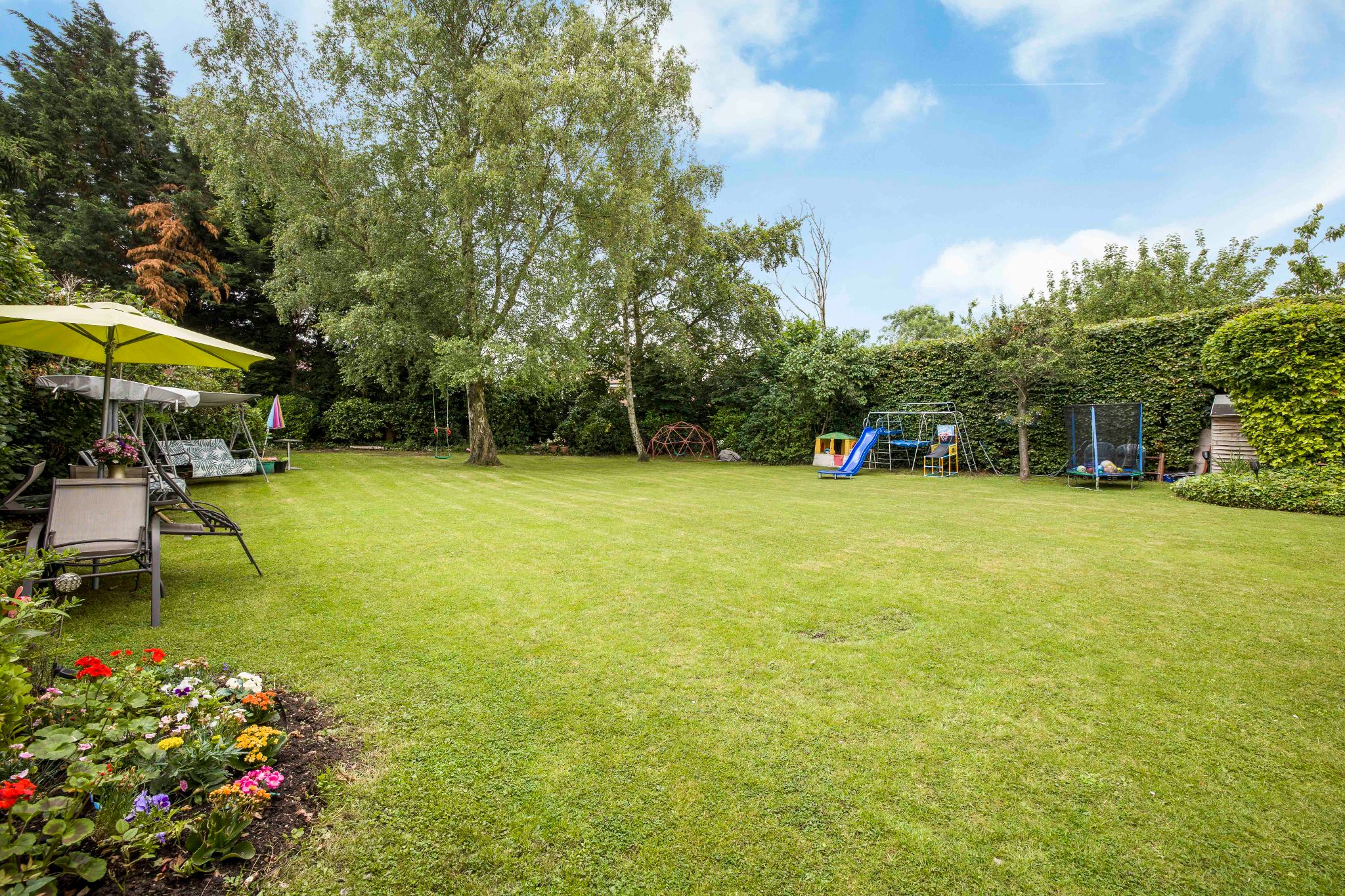 3 bedroom detached house SSTC in Brookmans Park - Photograph 4