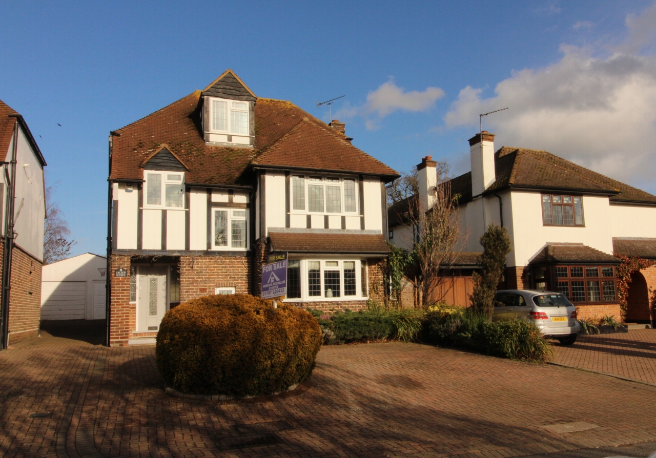 4 bedroom detached house For Sale in Brookmans Park - Photograph 1