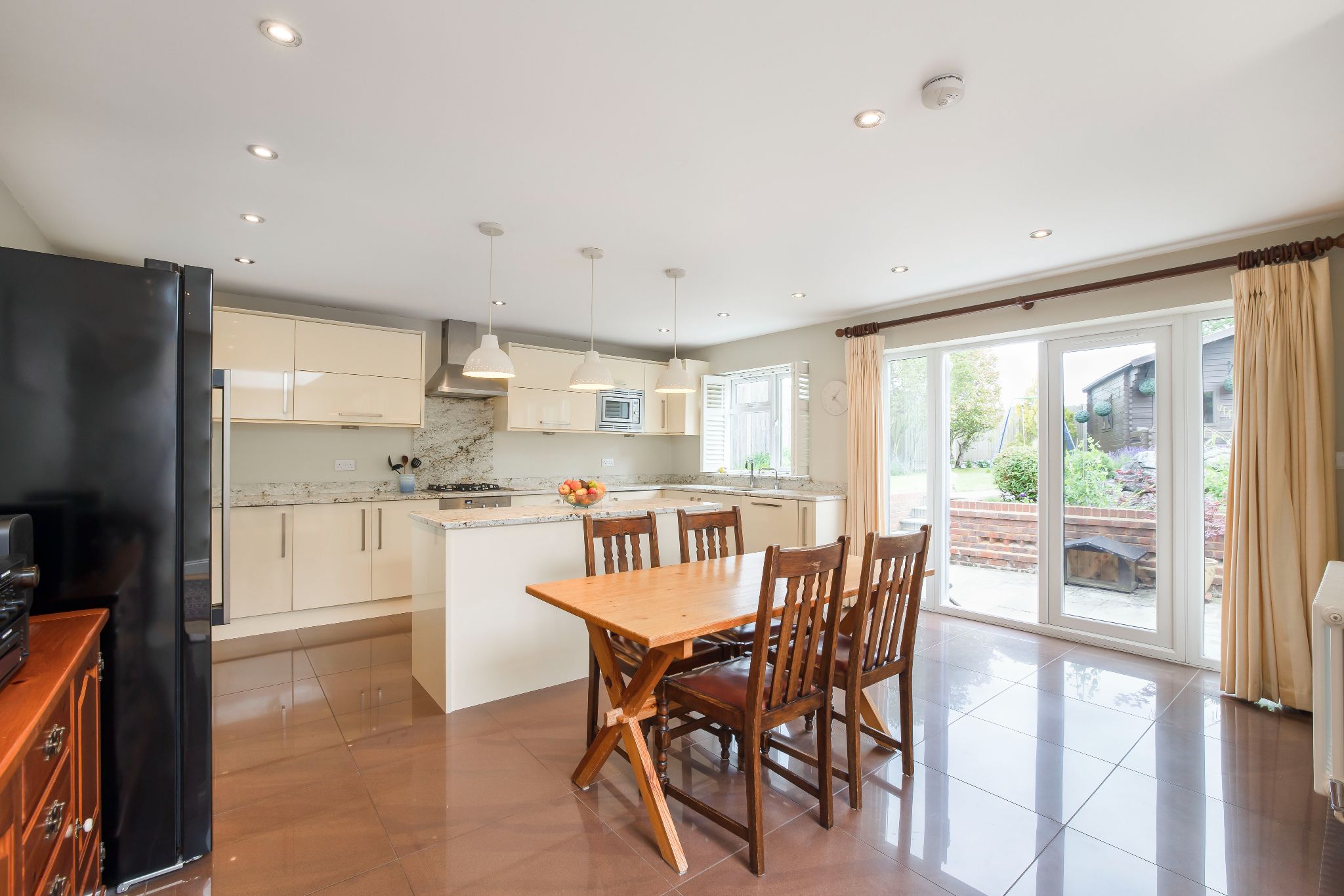 3 bedroom semi-detached house SSTC in Potters Bar - Photograph 5