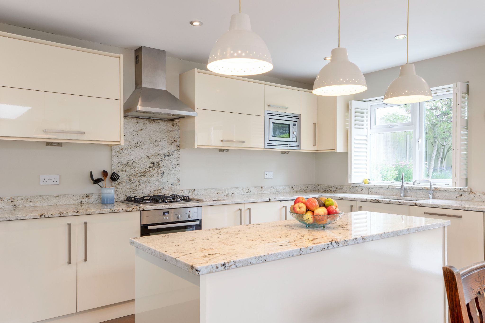 3 bedroom semi-detached house SSTC in Potters Bar - Photograph 6