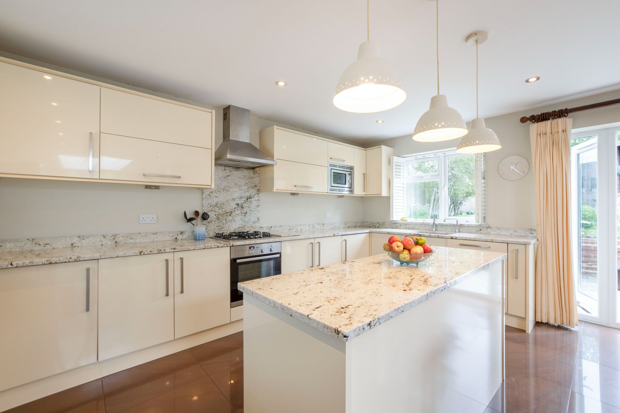 3 bedroom semi-detached house SSTC in Potters Bar - Photograph 4