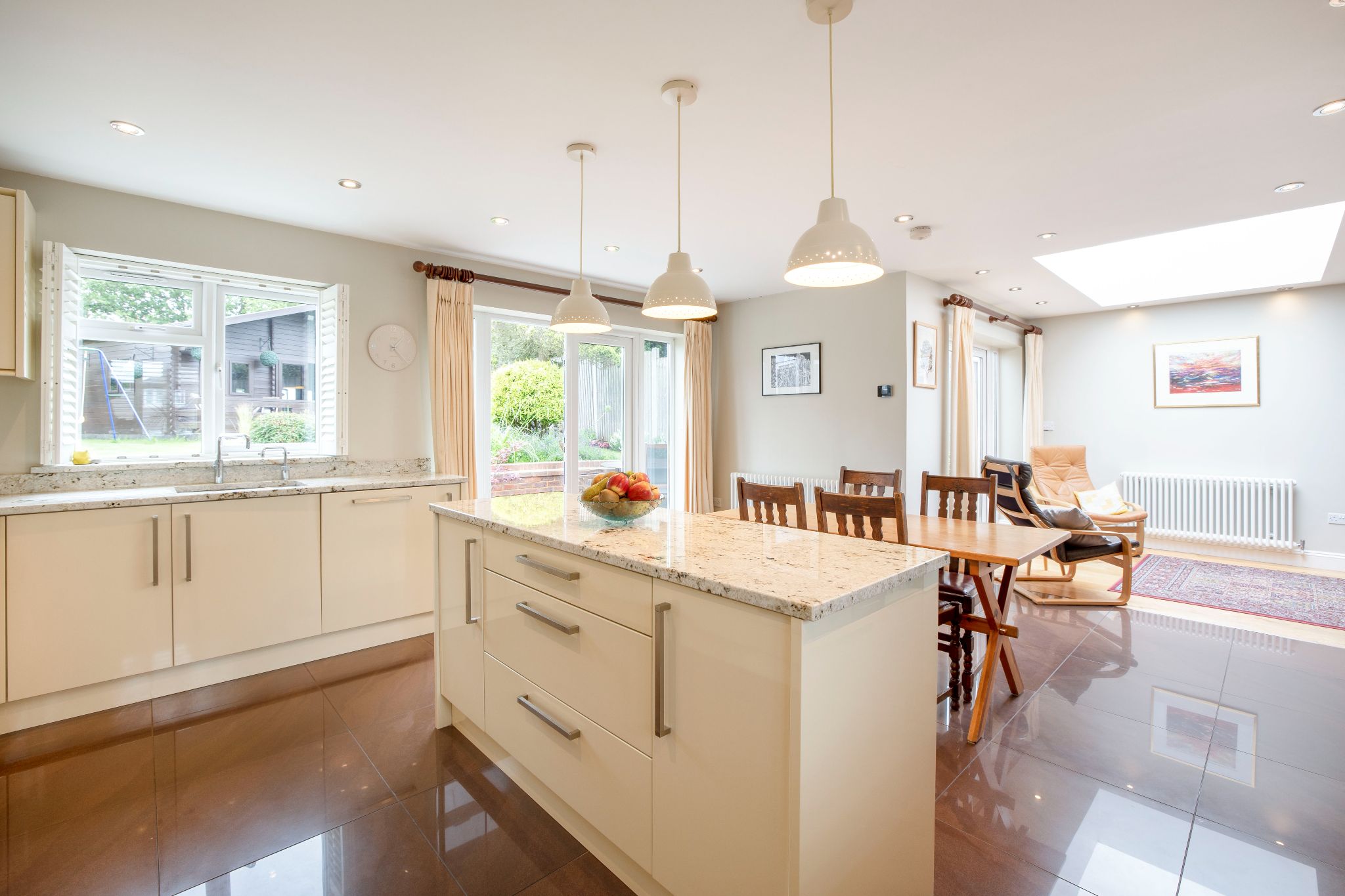3 bedroom semi-detached house SSTC in Potters Bar - Photograph 2