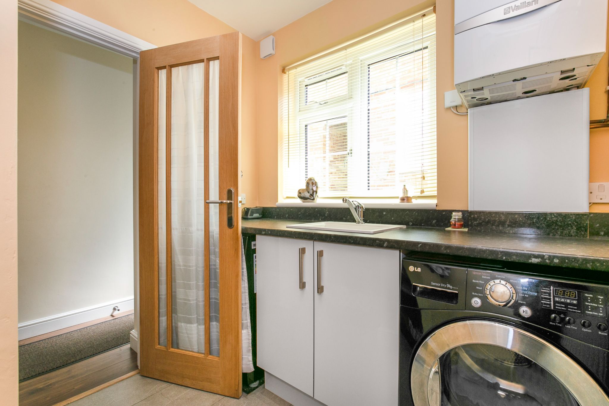 4 bedroom semi-detached bungalow Sale Agreed in Potters Bar - Photograph 10