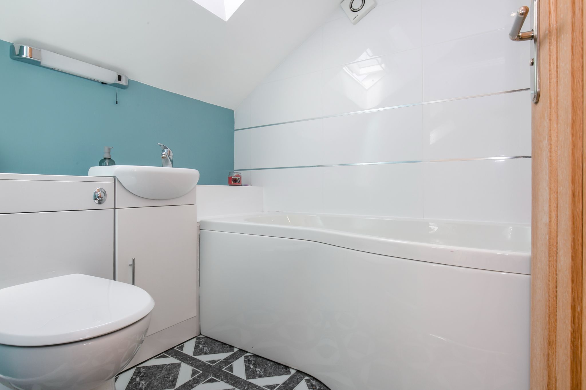4 bedroom semi-detached bungalow Sale Agreed in Potters Bar - Photograph 19