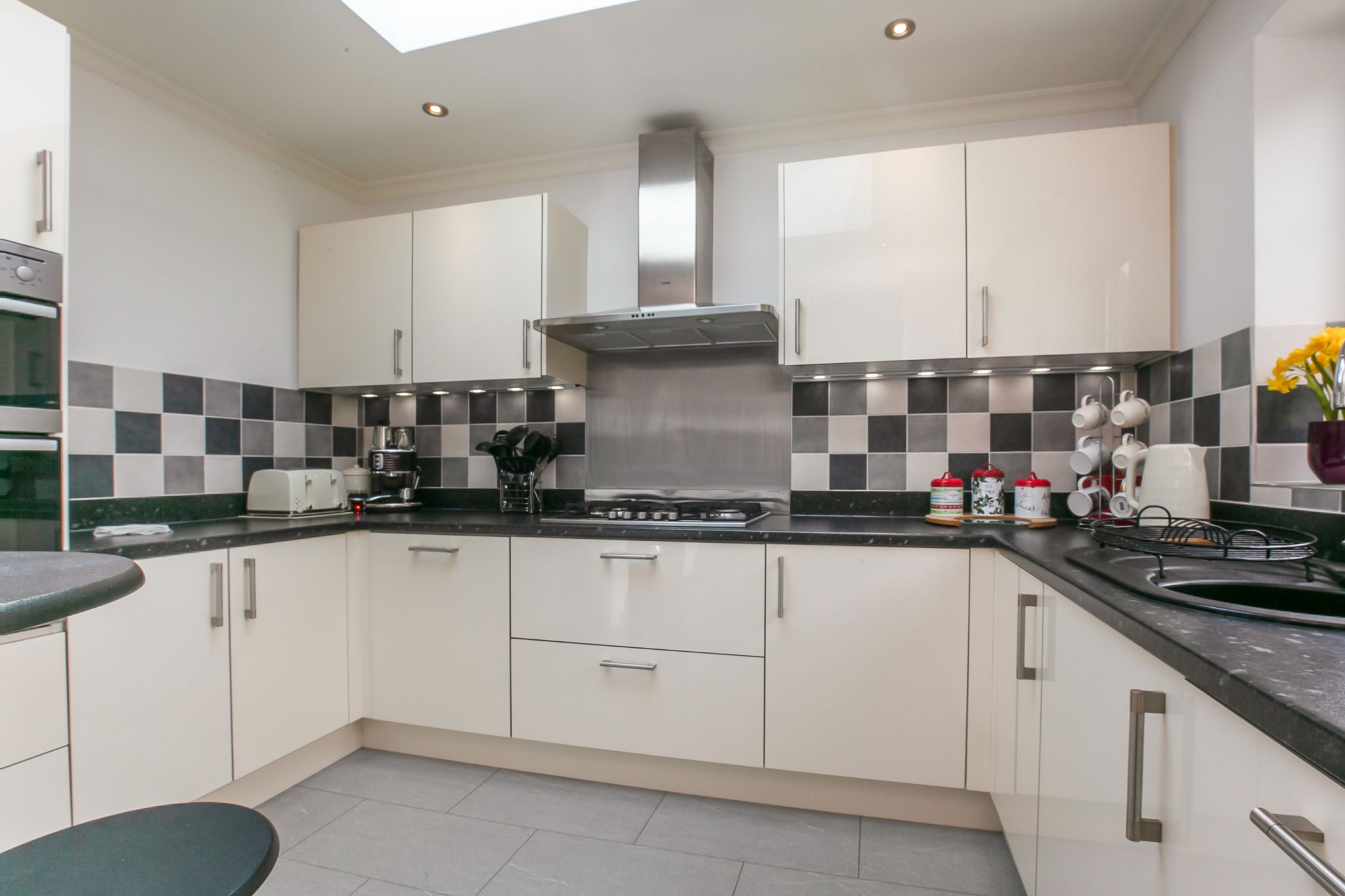 4 bedroom semi-detached bungalow Sale Agreed in Potters Bar - Photograph 3