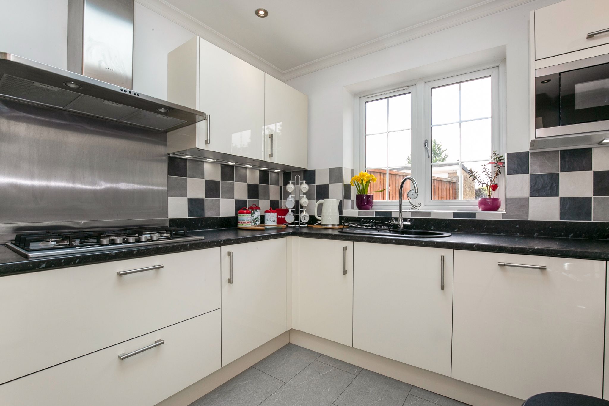 4 bedroom semi-detached bungalow Sale Agreed in Potters Bar - Photograph 2