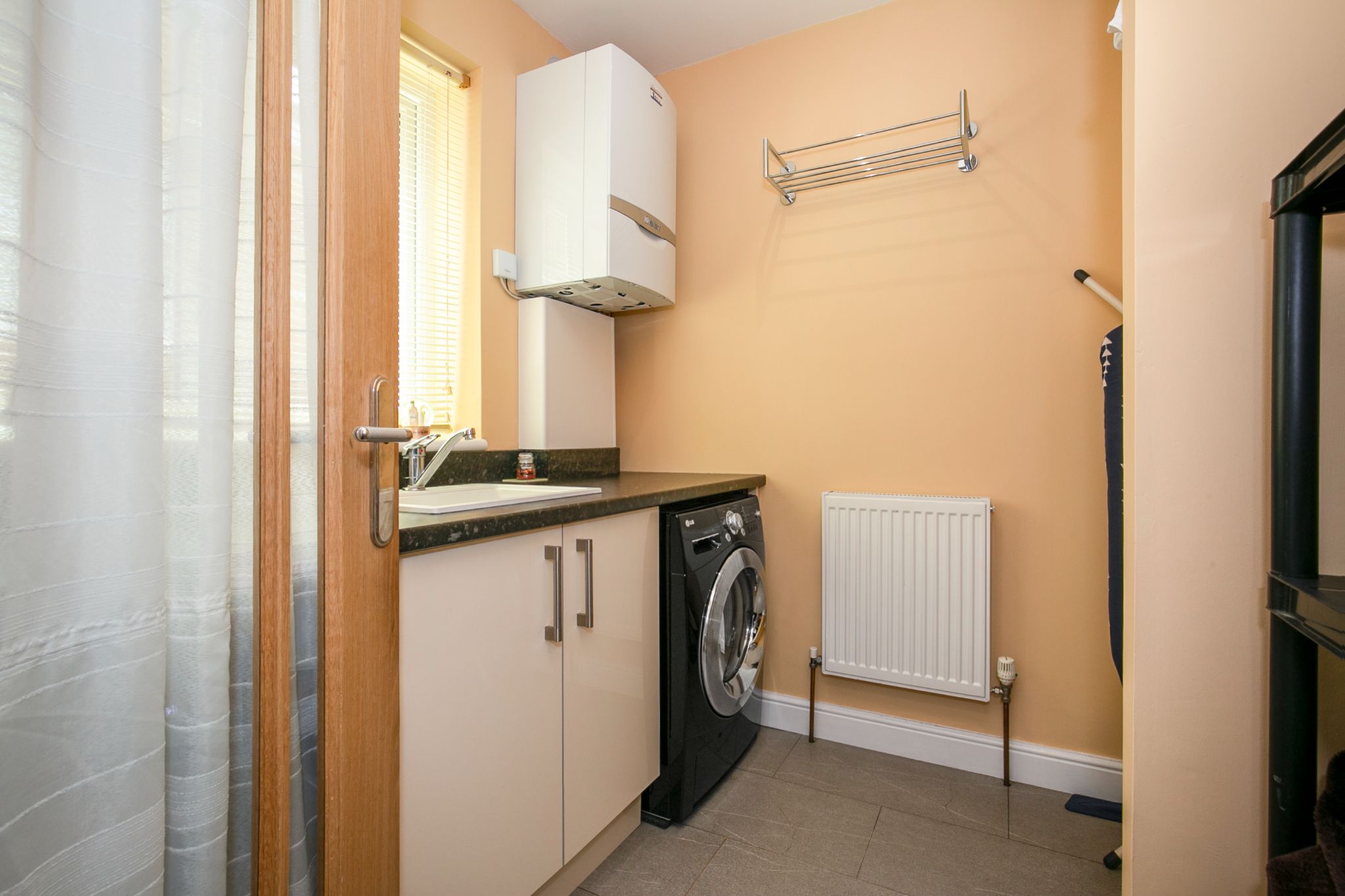 4 bedroom semi-detached bungalow Sale Agreed in Potters Bar - Photograph 9