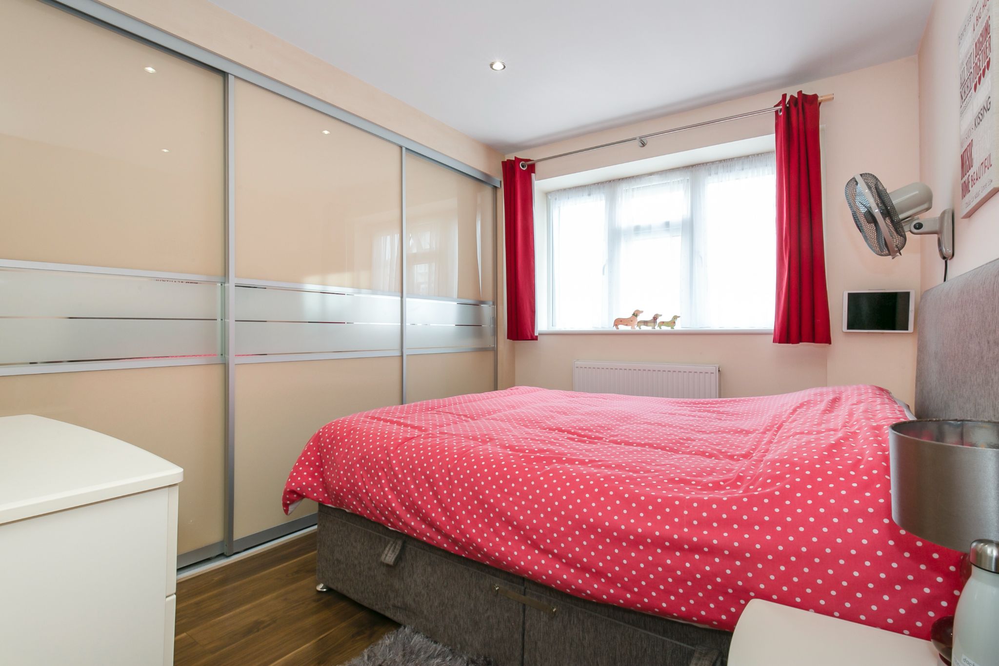 4 bedroom semi-detached bungalow Sale Agreed in Potters Bar - Photograph 15