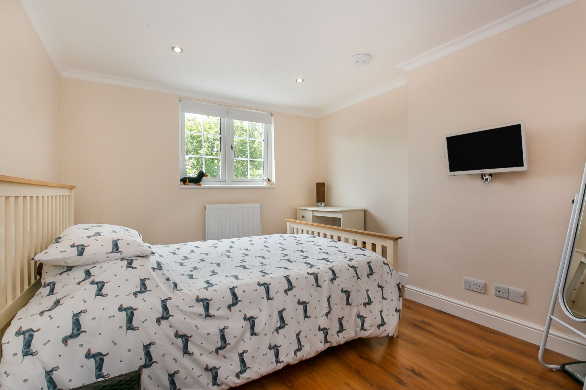 4 bedroom semi-detached bungalow Sale Agreed in Potters Bar - Photograph 18