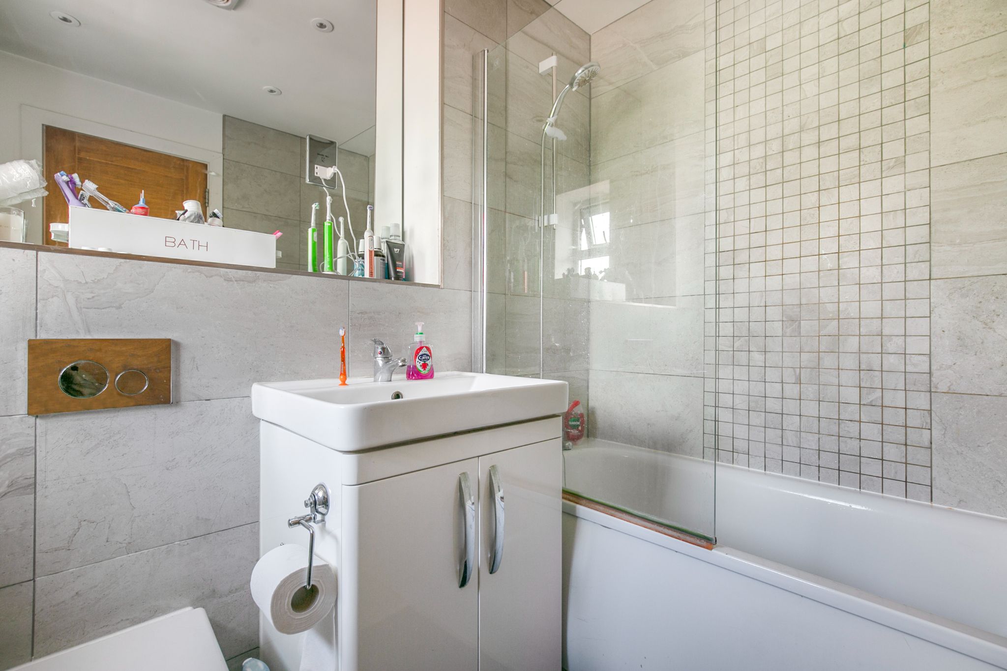 3 bedroom mid terraced house For Sale in Hatfield - Photograph 11