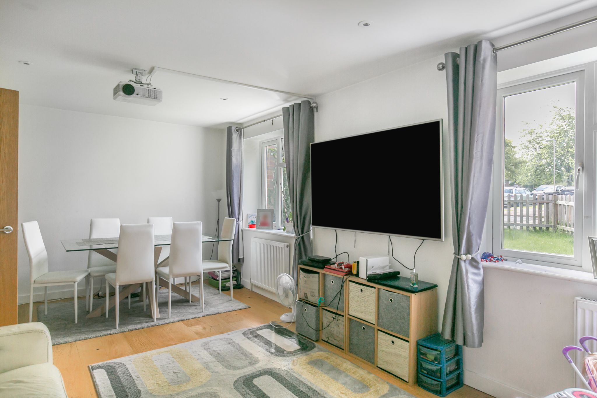 3 bedroom mid terraced house For Sale in Hatfield - Photograph 5
