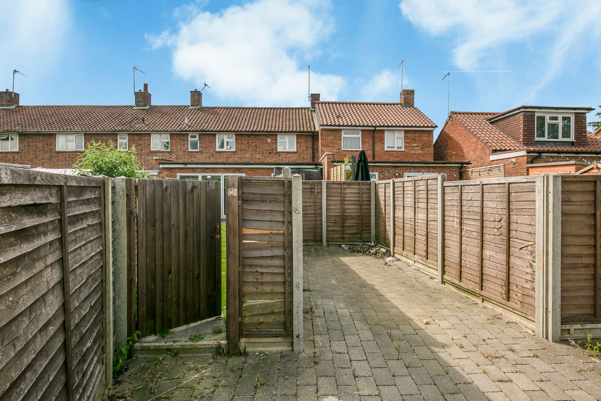 3 bedroom mid terraced house For Sale in Hatfield - Photograph 3