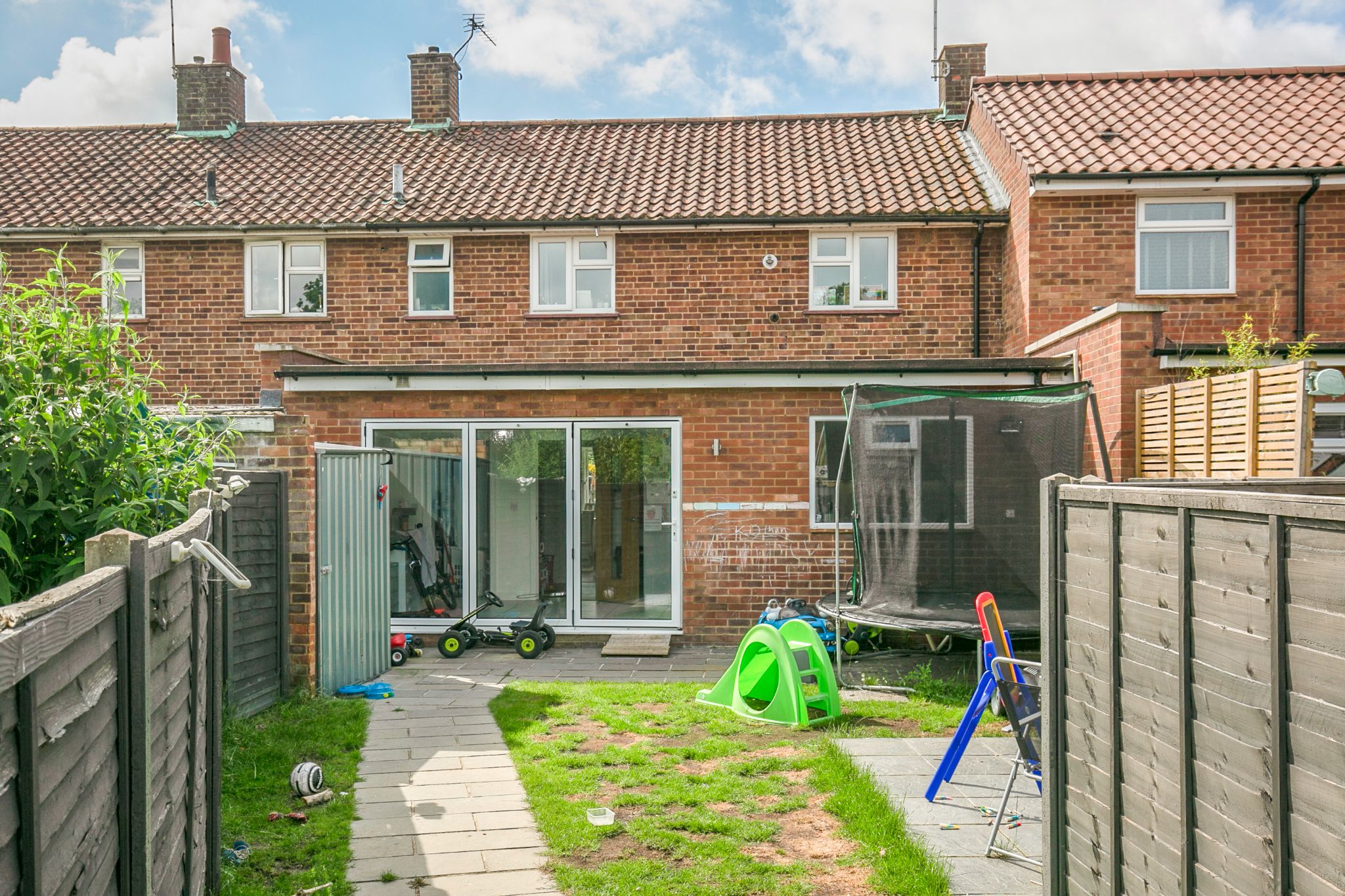 3 bedroom mid terraced house For Sale in Hatfield - Photograph 2