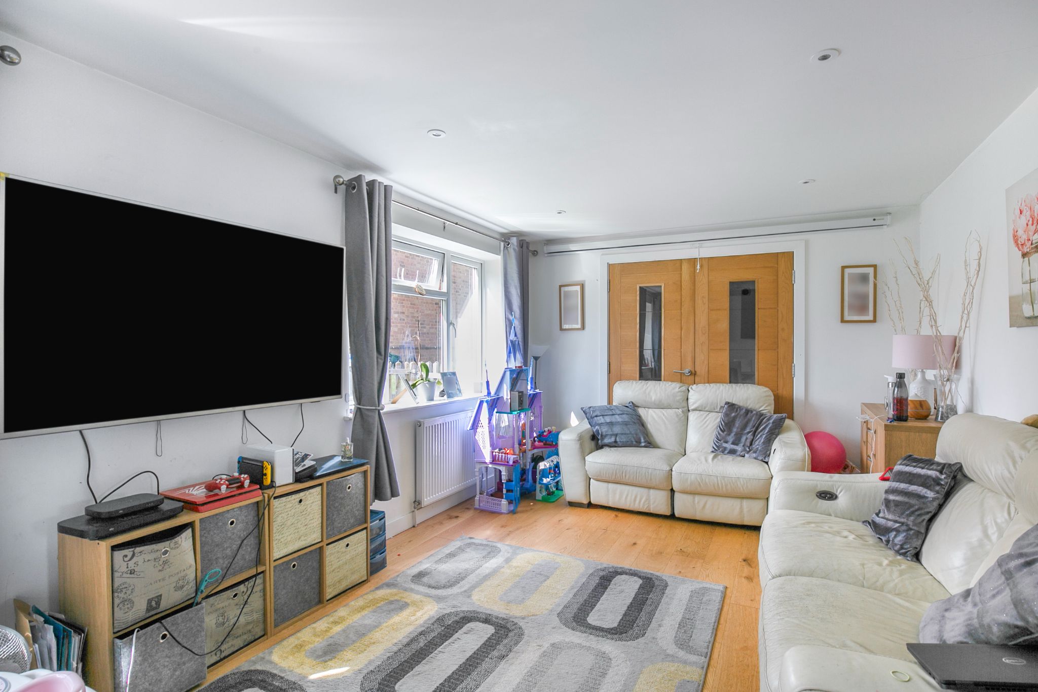 3 bedroom mid terraced house For Sale in Hatfield - Photograph 4