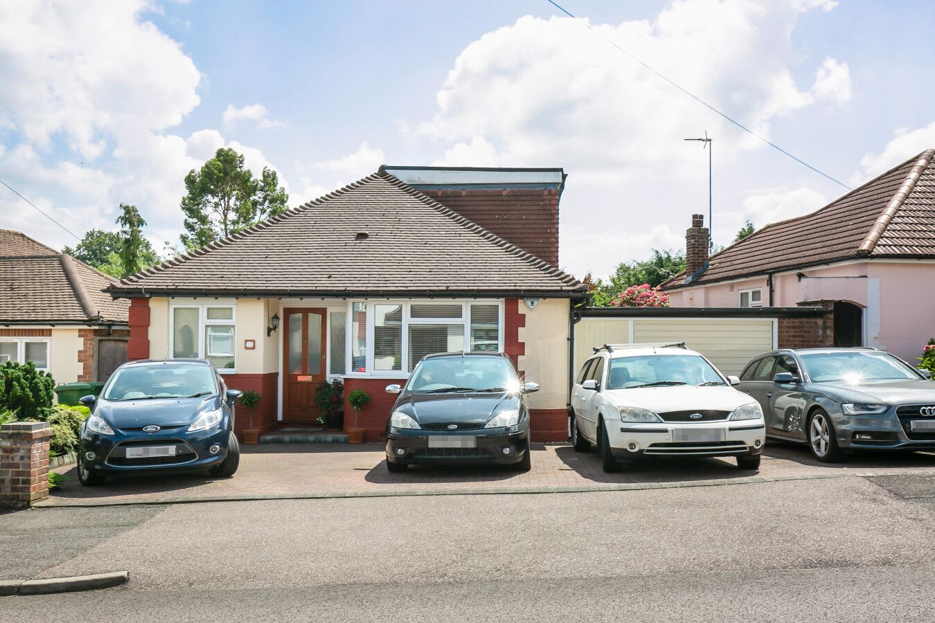 3 bedroom detached bungalow Sale Agreed in Potters Bar - Photograph 1