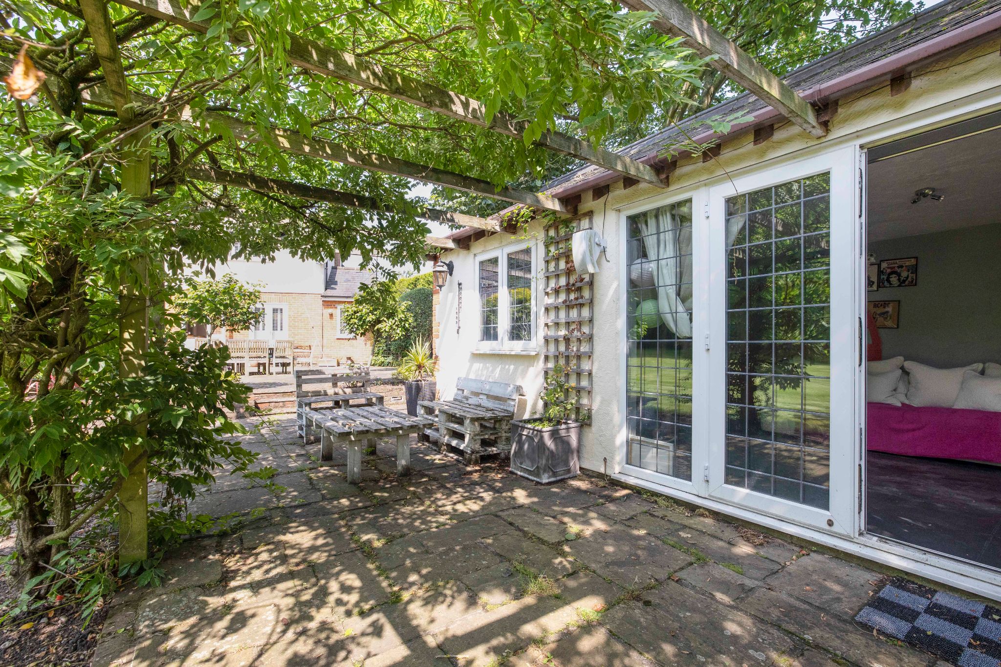 5 bedroom detached house Sale Agreed in Hertford - Photograph 4