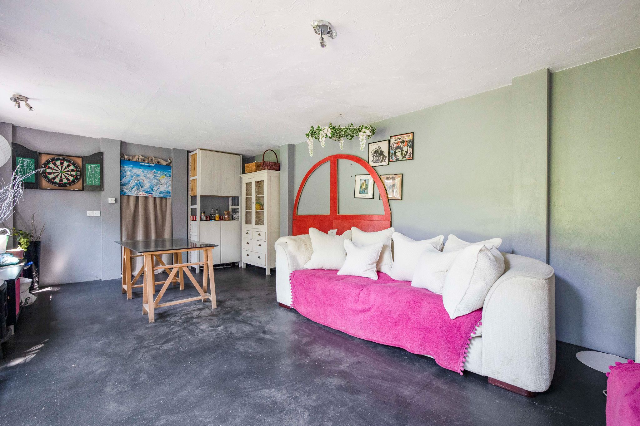 5 bedroom detached house Sale Agreed in Hertford - Photograph 5