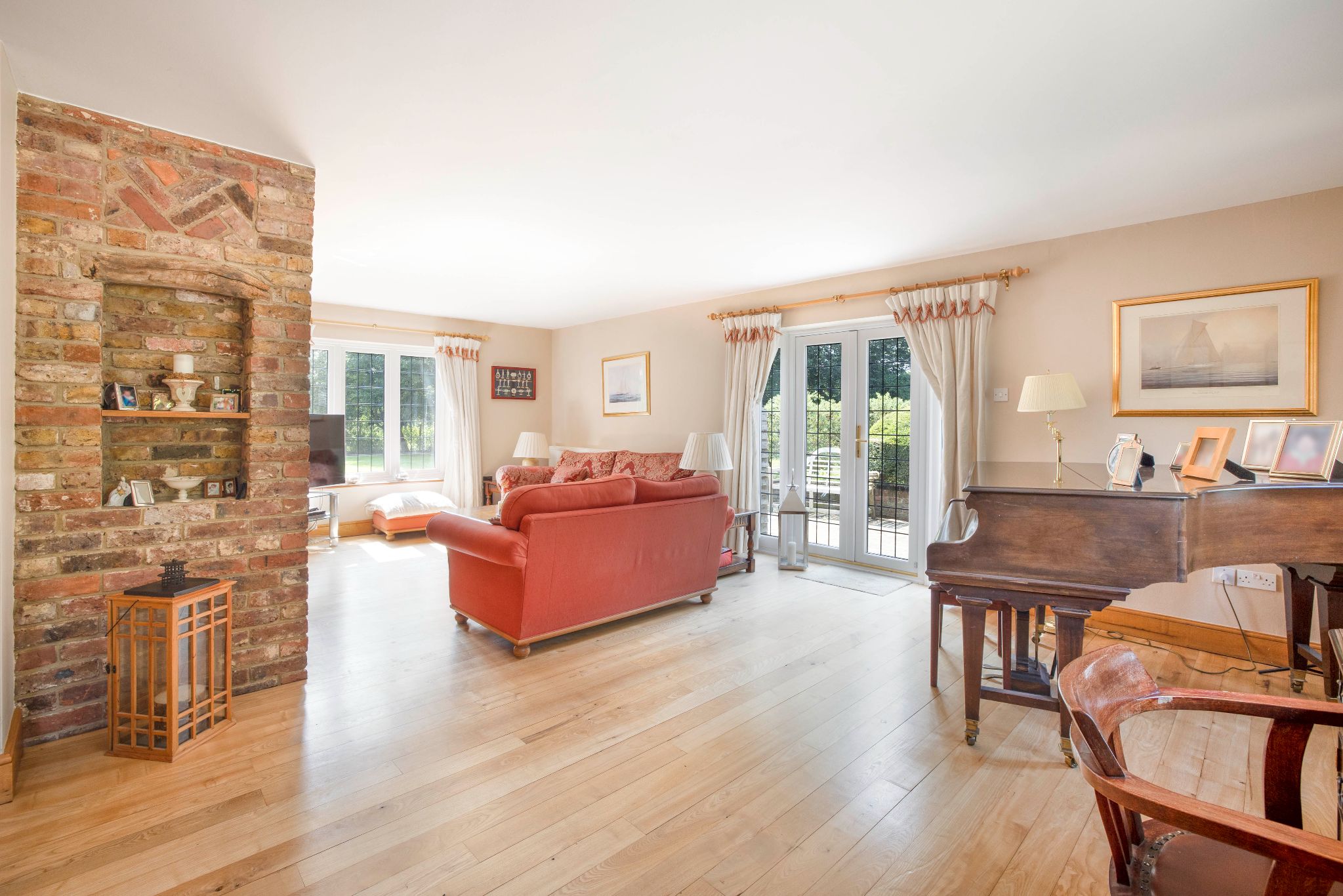 5 bedroom detached house Sale Agreed in Hertford - Photograph 35