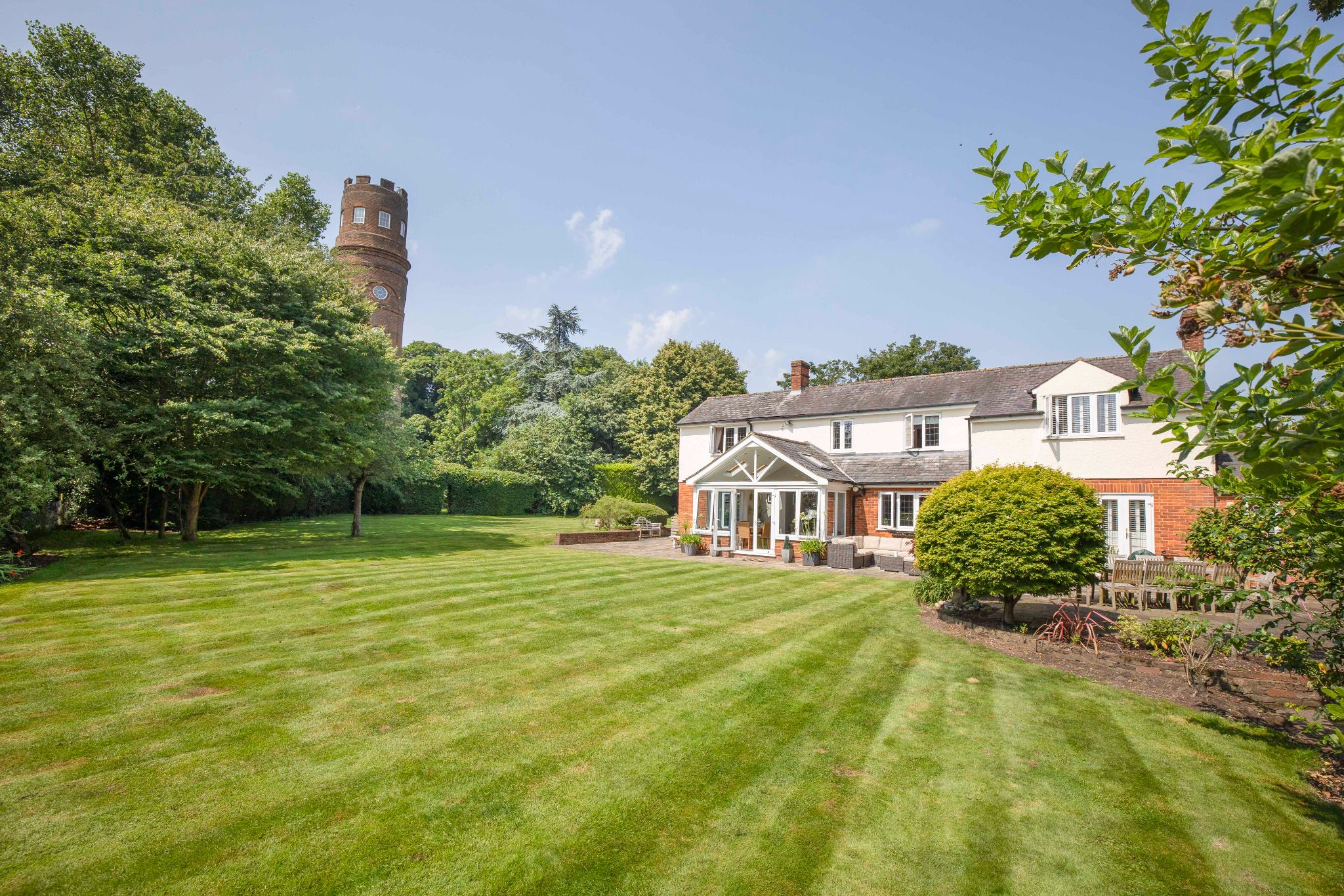 5 bedroom detached house Sale Agreed in Hertford - Photograph 7