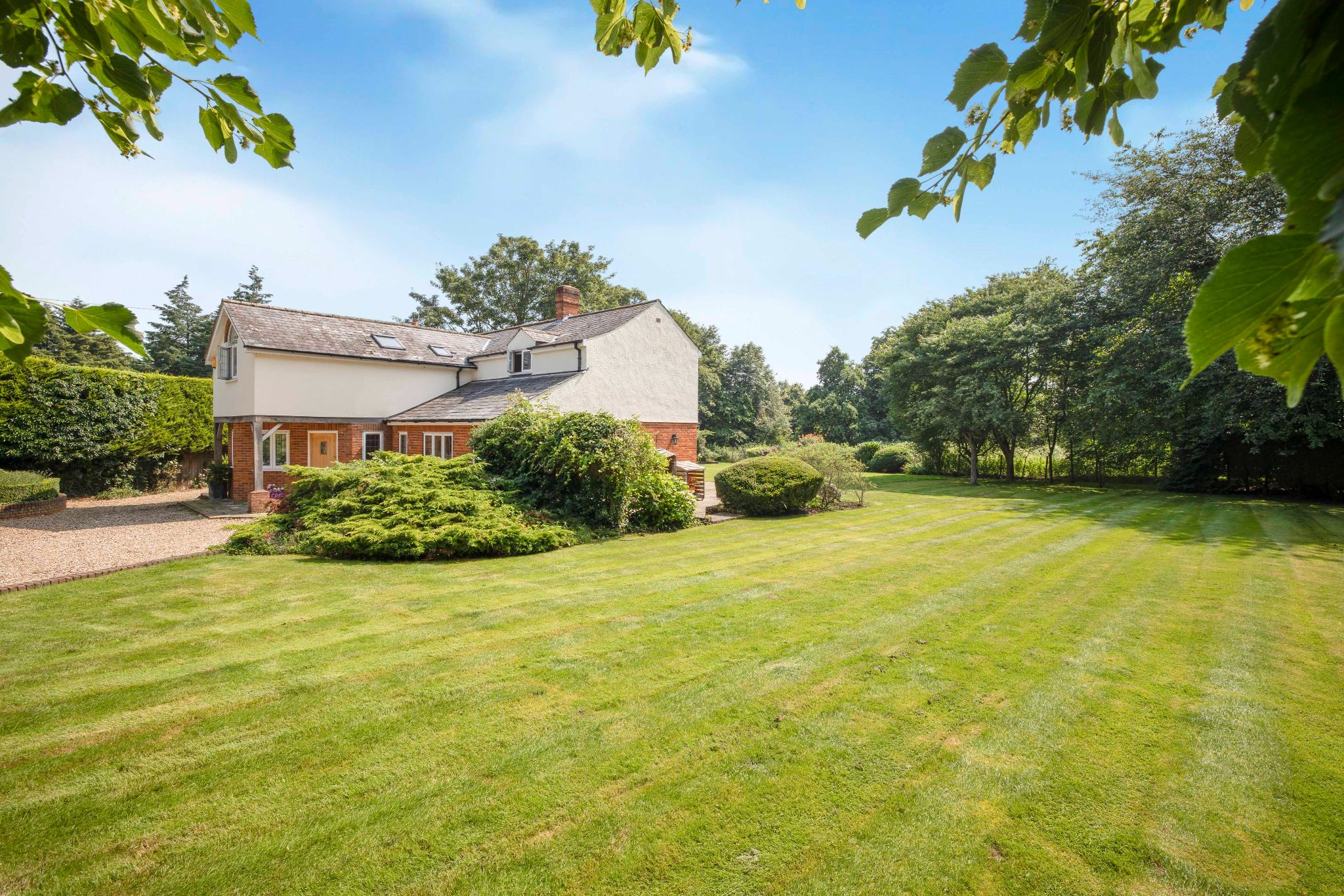 5 bedroom detached house Sale Agreed in Hertford - Photograph 12