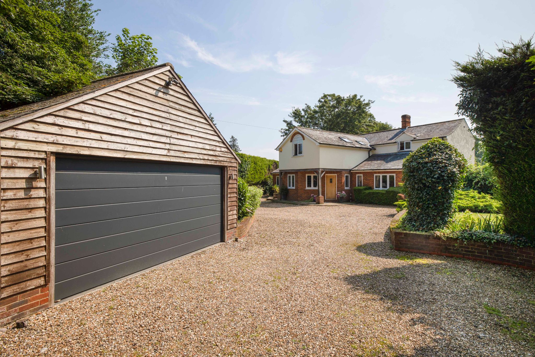 5 bedroom detached house Sale Agreed in Hertford - Photograph 17